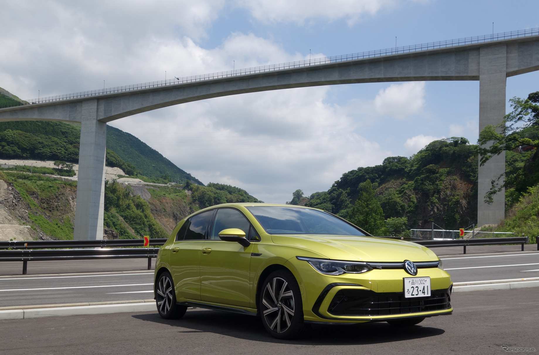 ゴルフ8 TDI R-Lineのフロントビュー。プロポーション、デザインテイストはゴルフ7から移植と言ってもいいほどに保守的なフルモデルチェンジだった。熊本・新阿蘇大橋にて。