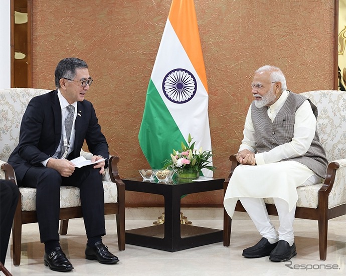 インド・モディ首相（右）とスズキ 鈴木社長（左）