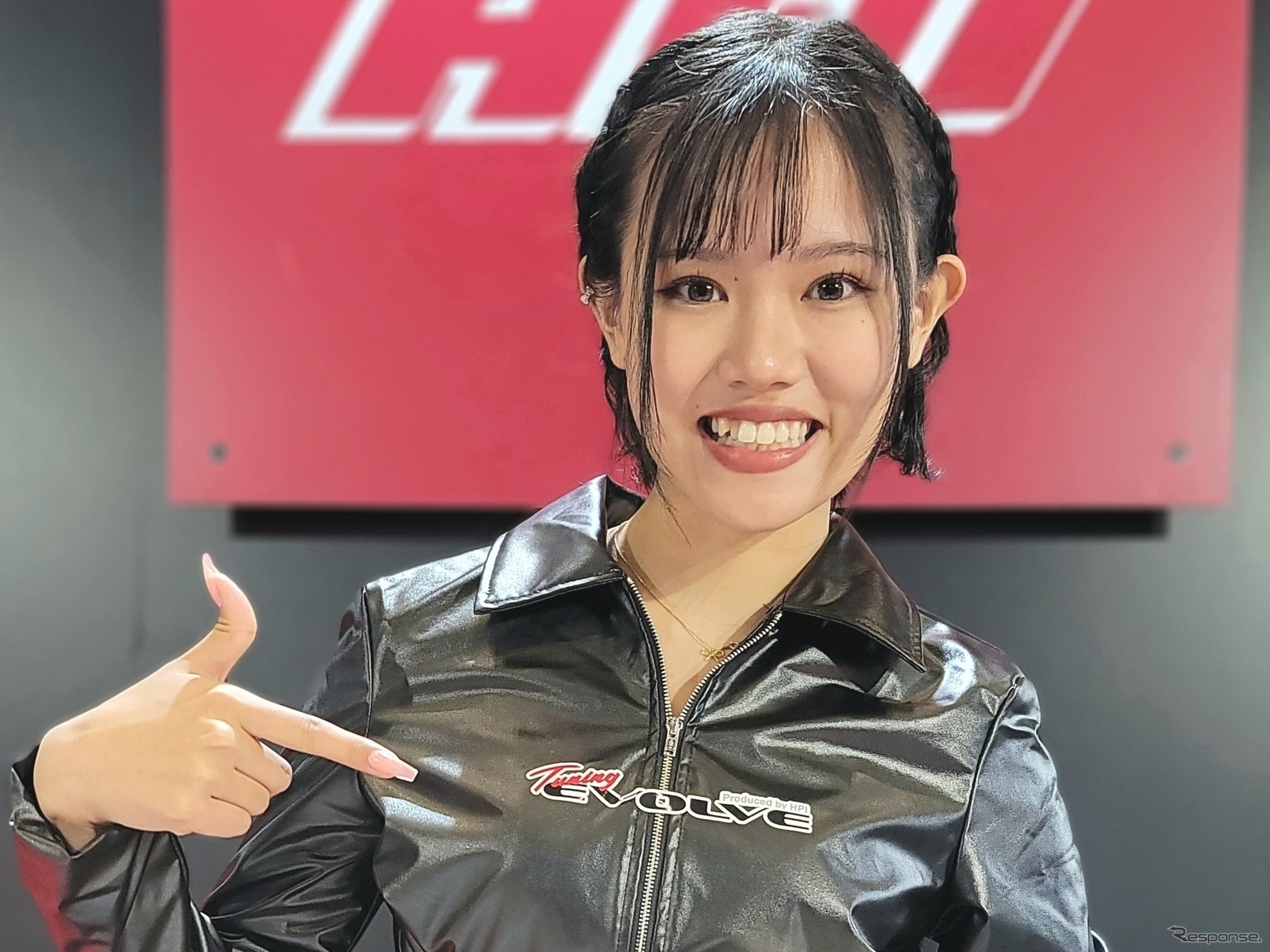 HPI（桜川いちか）。HPIの受付席にショートの可愛い子が座っているので、「案内係の人かな？」と思いつつ「写真1枚いいですか？」と聞くと「はい。桜川いちかです」と自分から名乗ってくれました。立ち上がると超スレンダーなボディにヘソだし衣装。「せっかくなので、全身も」とお願いしたら、これまたスーパー美脚の持ち主。でも、ナチュラルな笑顔がなにより素敵だったで、個人的に笑顔大賞をあげたいです。