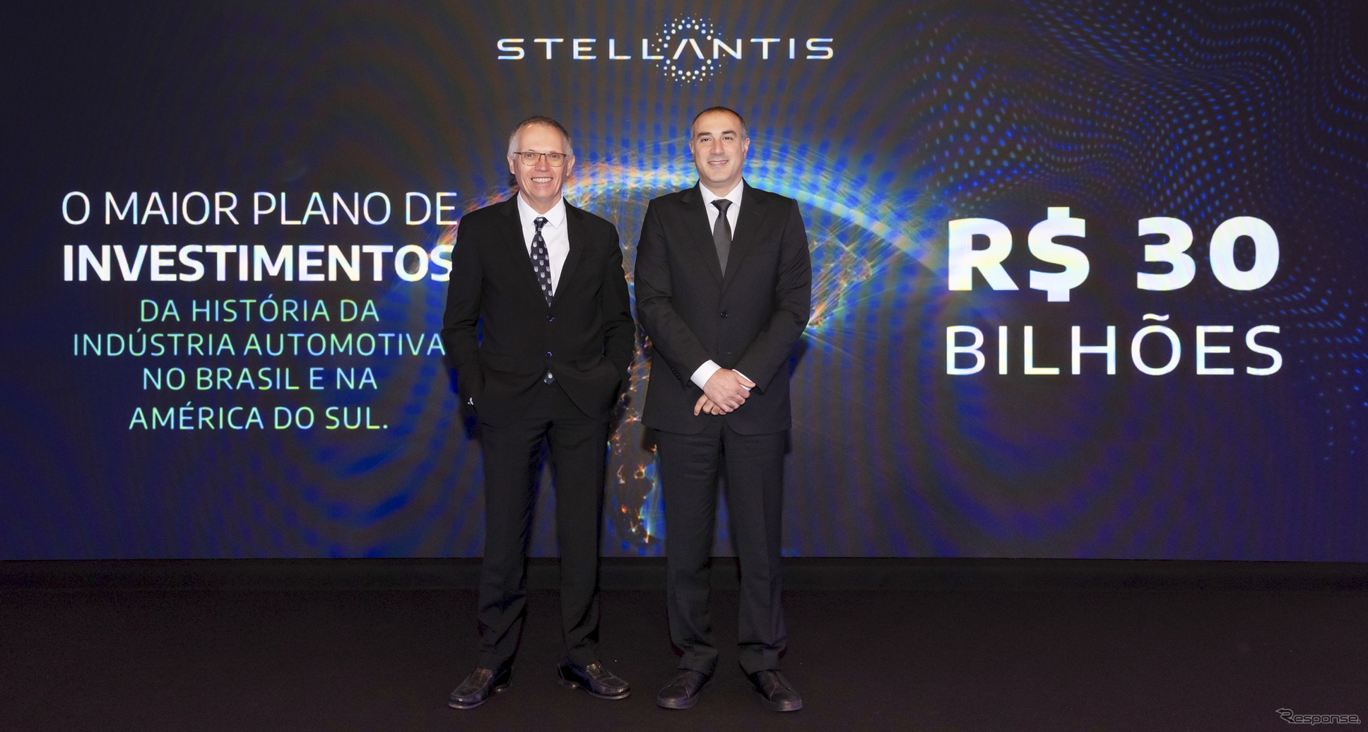 2025～2030年にかけて南米地域に56億ユーロを投資すると発表したステランティスのカルロス・タバレスCEO（左）