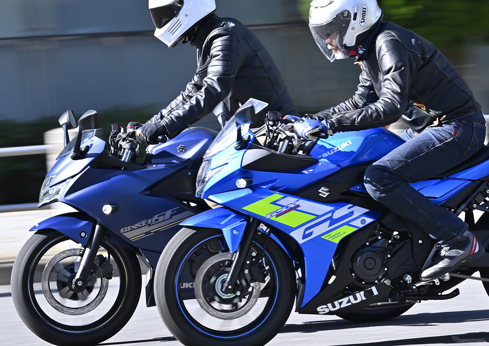 スズキ GSX250R（手前）とジクサーSF250（奥）