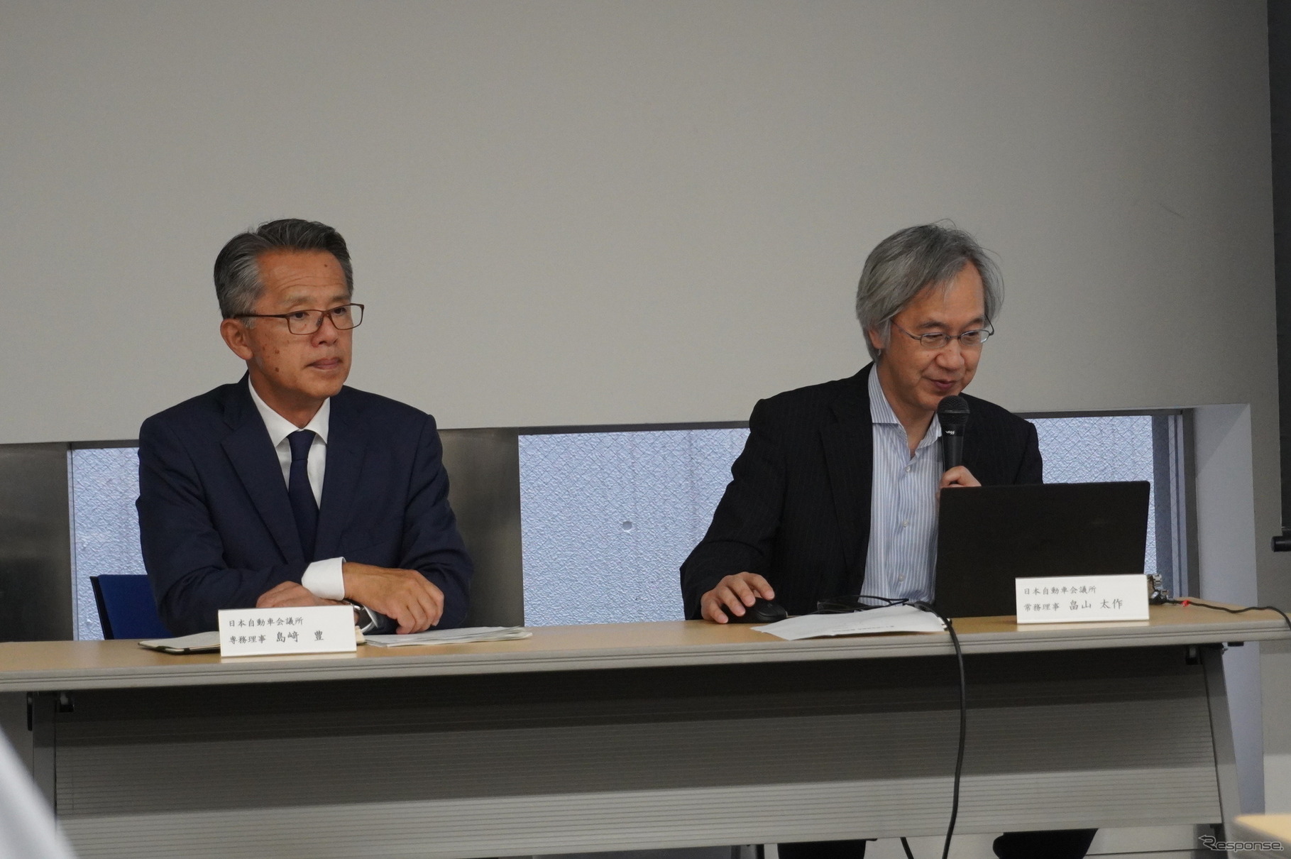 日本自動車会議所の島﨑豊専務理事（左）と畠山太作常務理事