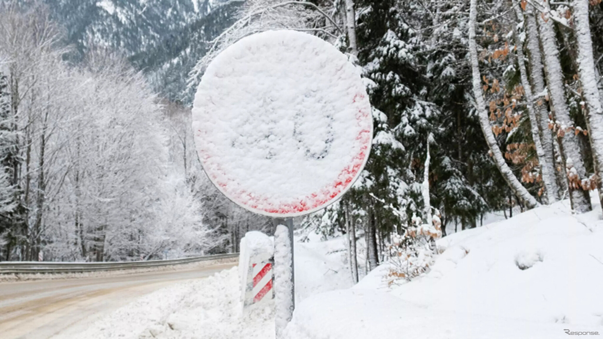 着雪で隠された速度制限標識もHEREの地図データが検出