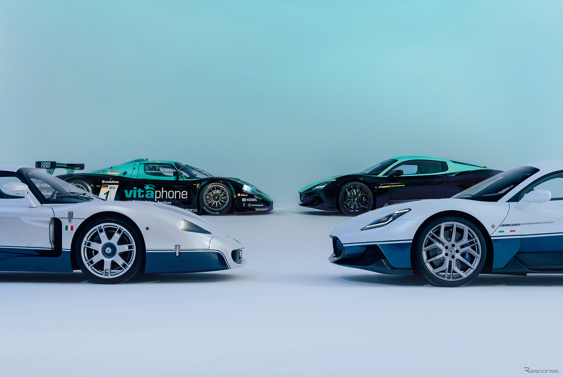 マセラティMC12（左）と、その20周年を記念した限定車「MC20イコーナ」（右手前）「MC20レジェンダ」（右奥）