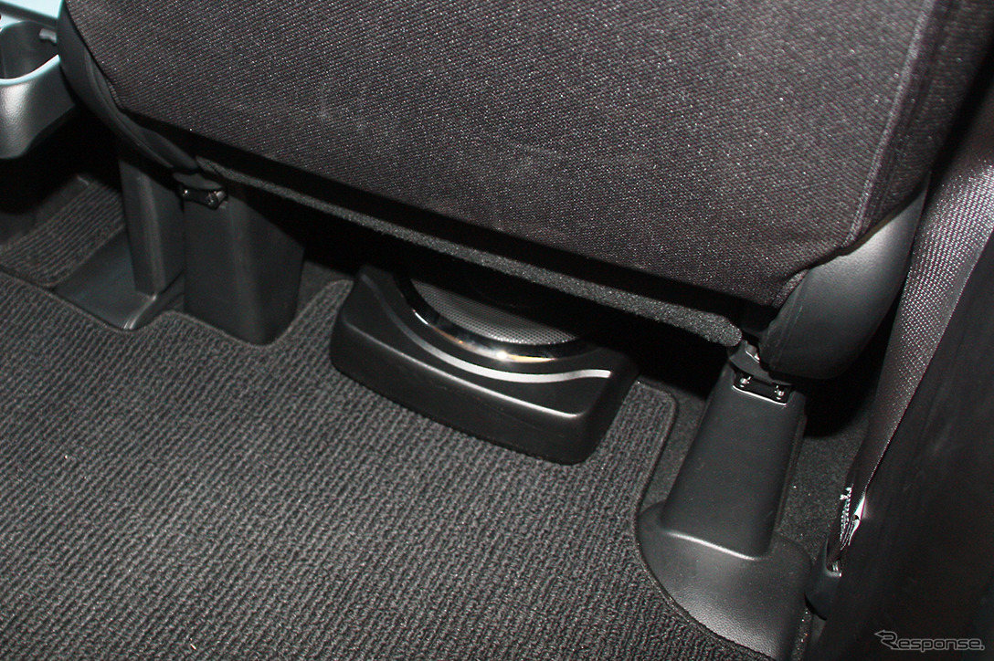 「小型・薄型のパワードサブウーファ-」の取り付け例（ミューディメンション・Black Box X8）。