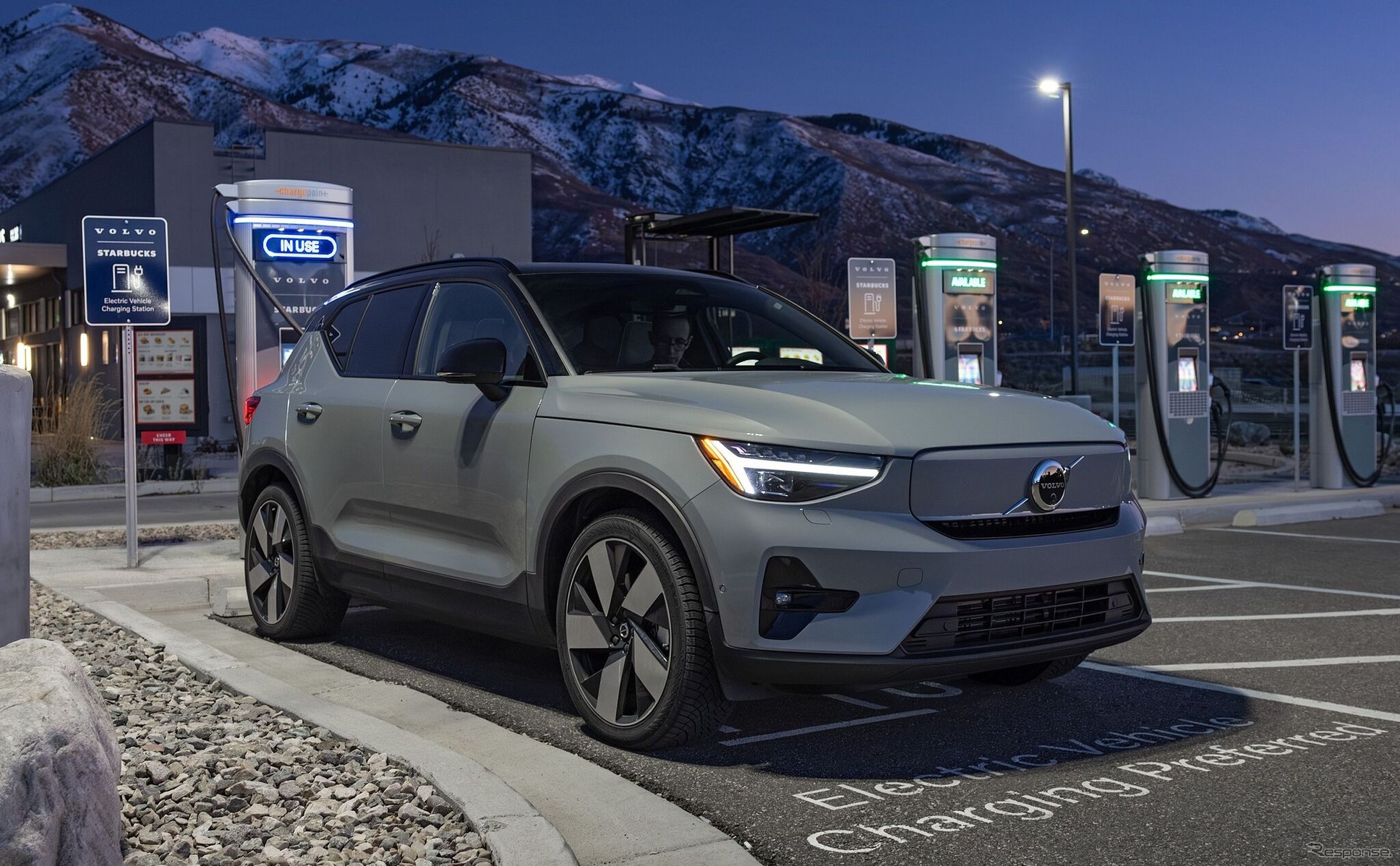 ボルボカーズが米国のスターバックスに設置した急速充電器（参考）