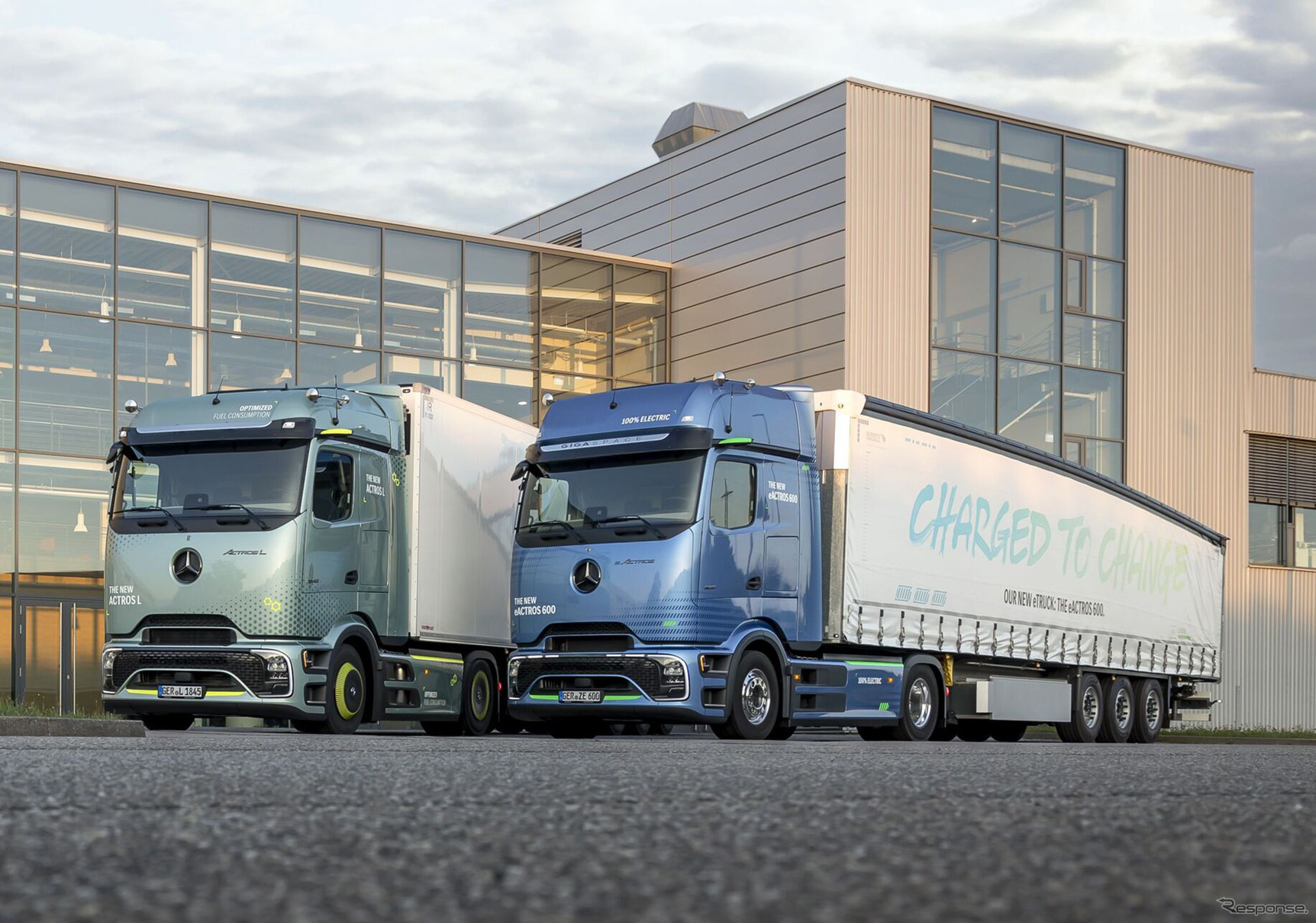 ダイムラートラックのメルセデスベンツ『eActros 600』（右）と『Actros L』