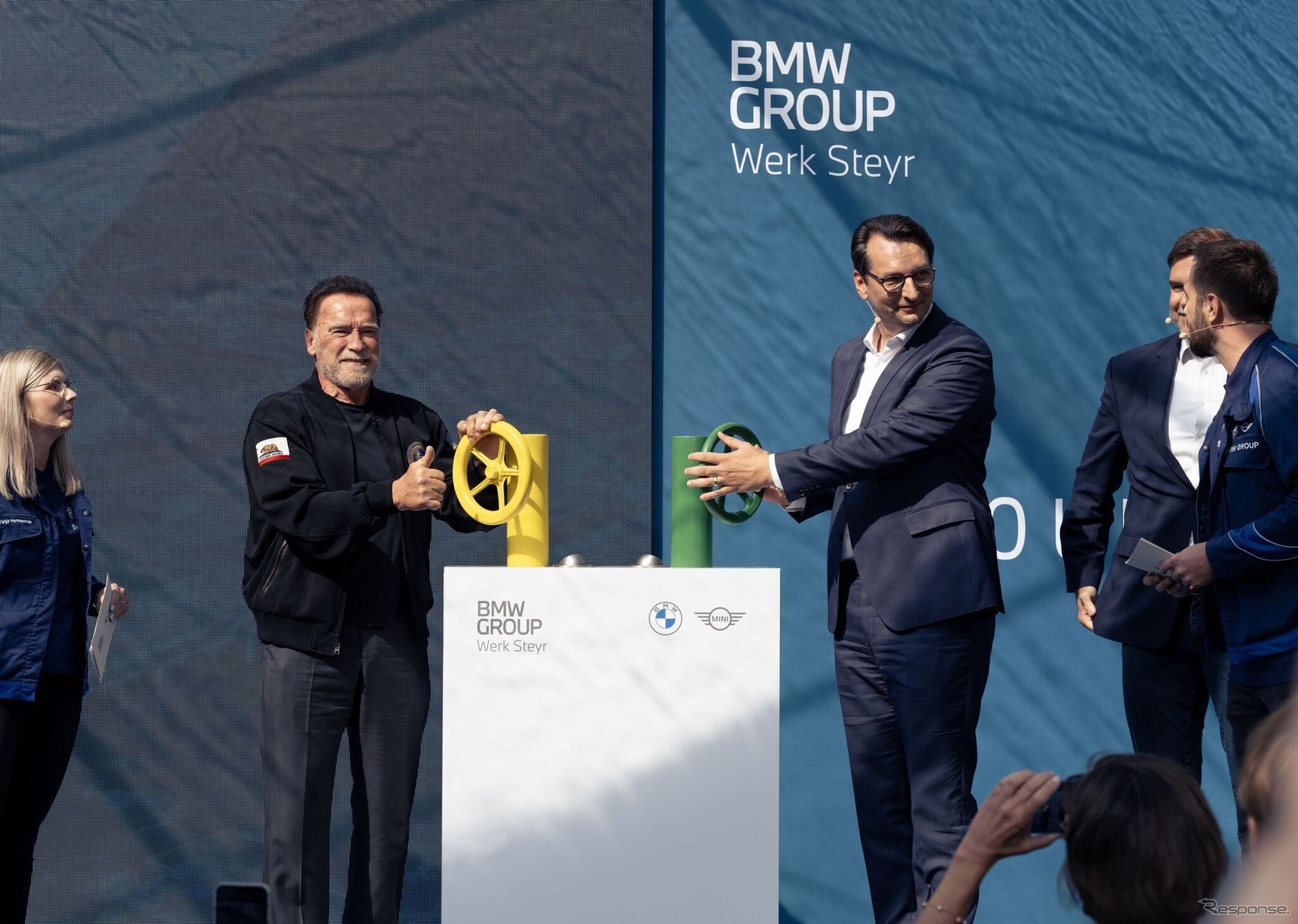 アーノルド・シュワルツェネッガー氏（左）立ち合いの下、BMWグループのオーストリア工場が再生可能エネルギーへ完全移行