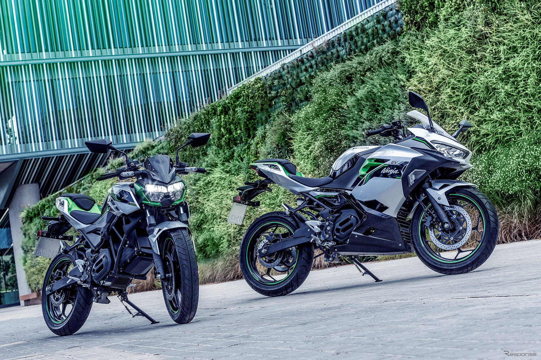 カワサキ Z e-1（左）とNinja e-1（右）