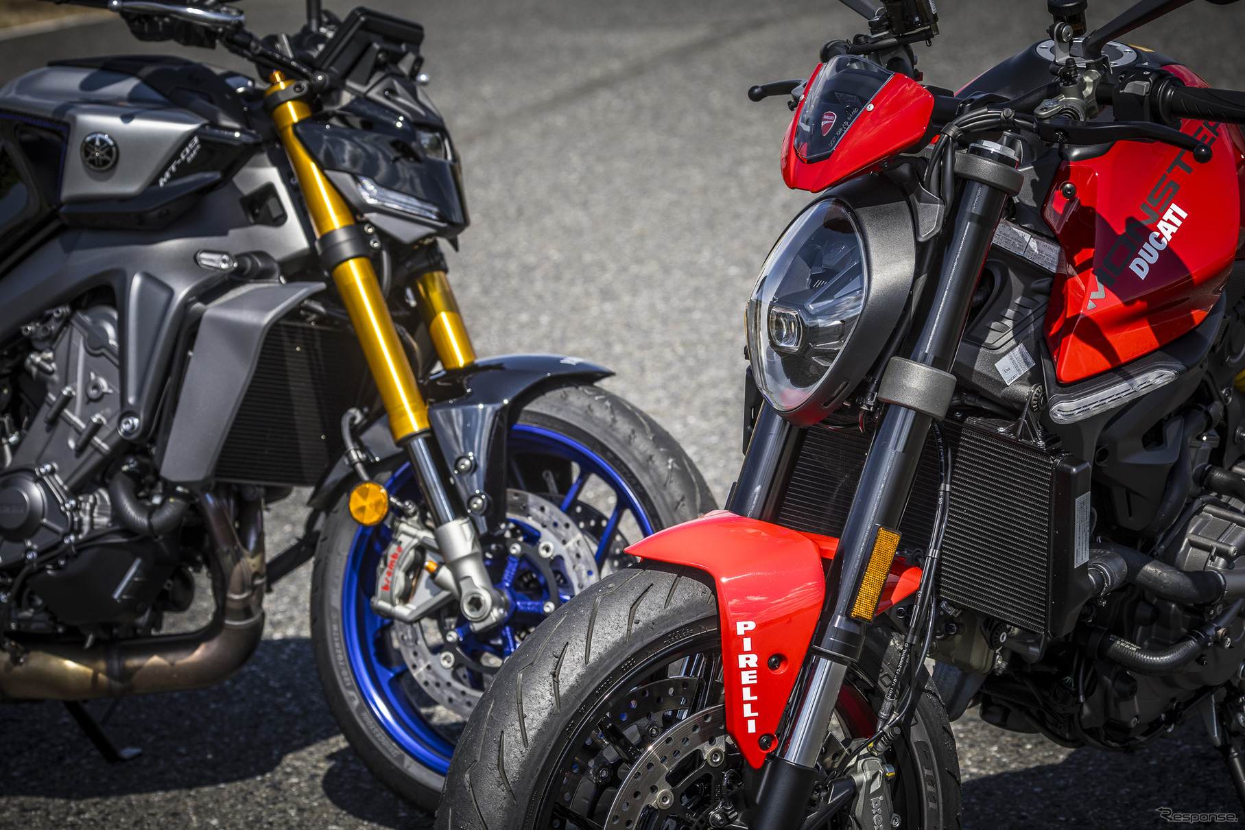 ヤマハ MT-09 SP（左）とドゥカティ モンスター＋（右）
