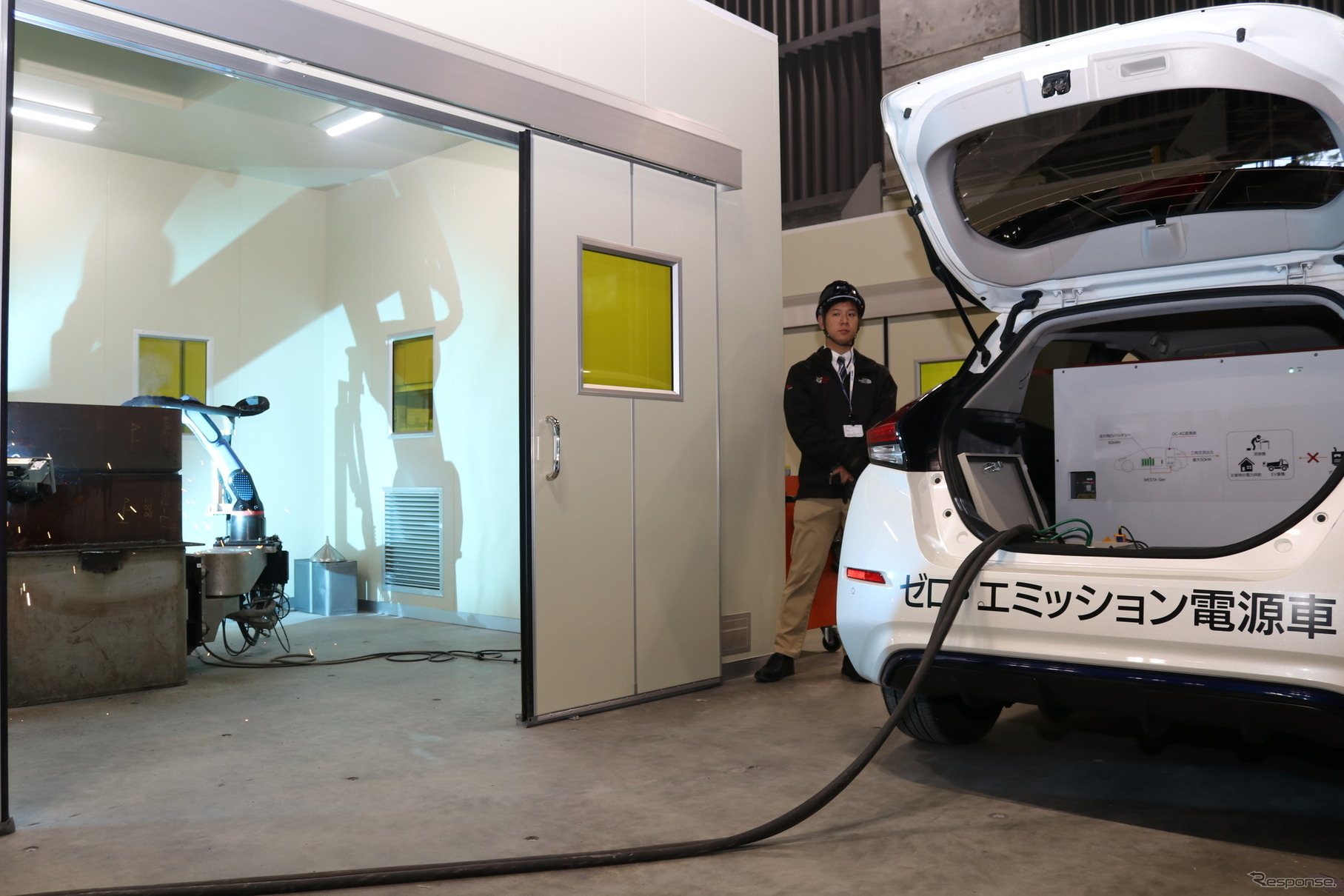 ベルエナジーのゼロエミッション電源車「MESTA Gen」から取り出した電力で、溶接ロボットを動かすデモ