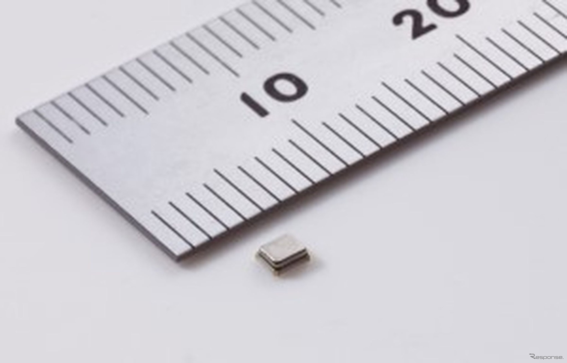 村田製作所が幅広い温度で作動する世界初の高精度水晶振動子を開発