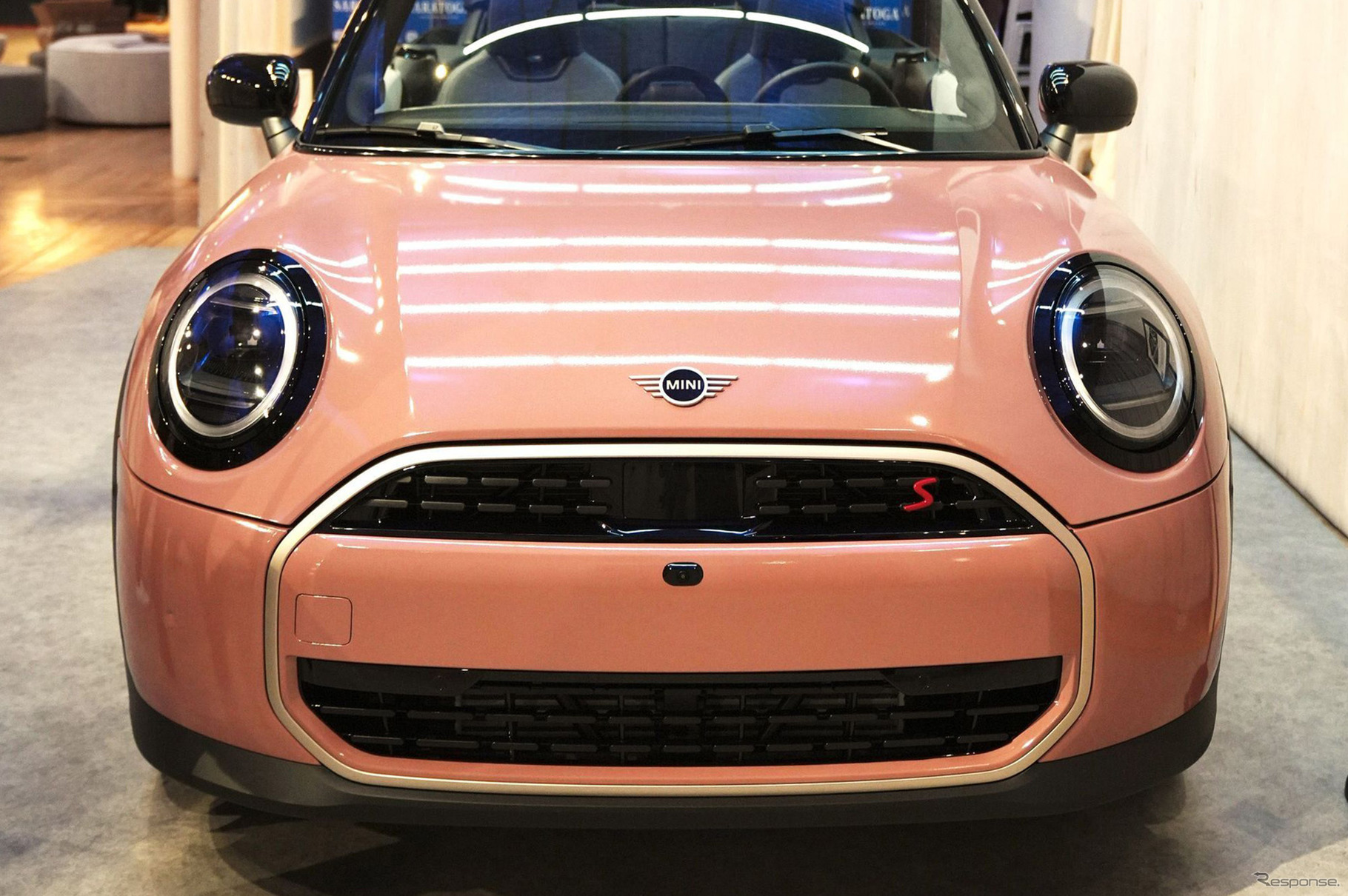 PANTONE（パントン）社が発表した2025年のテーマカラー「モカムース」で塗装された新型MINI『クーパーコンバーチブル』