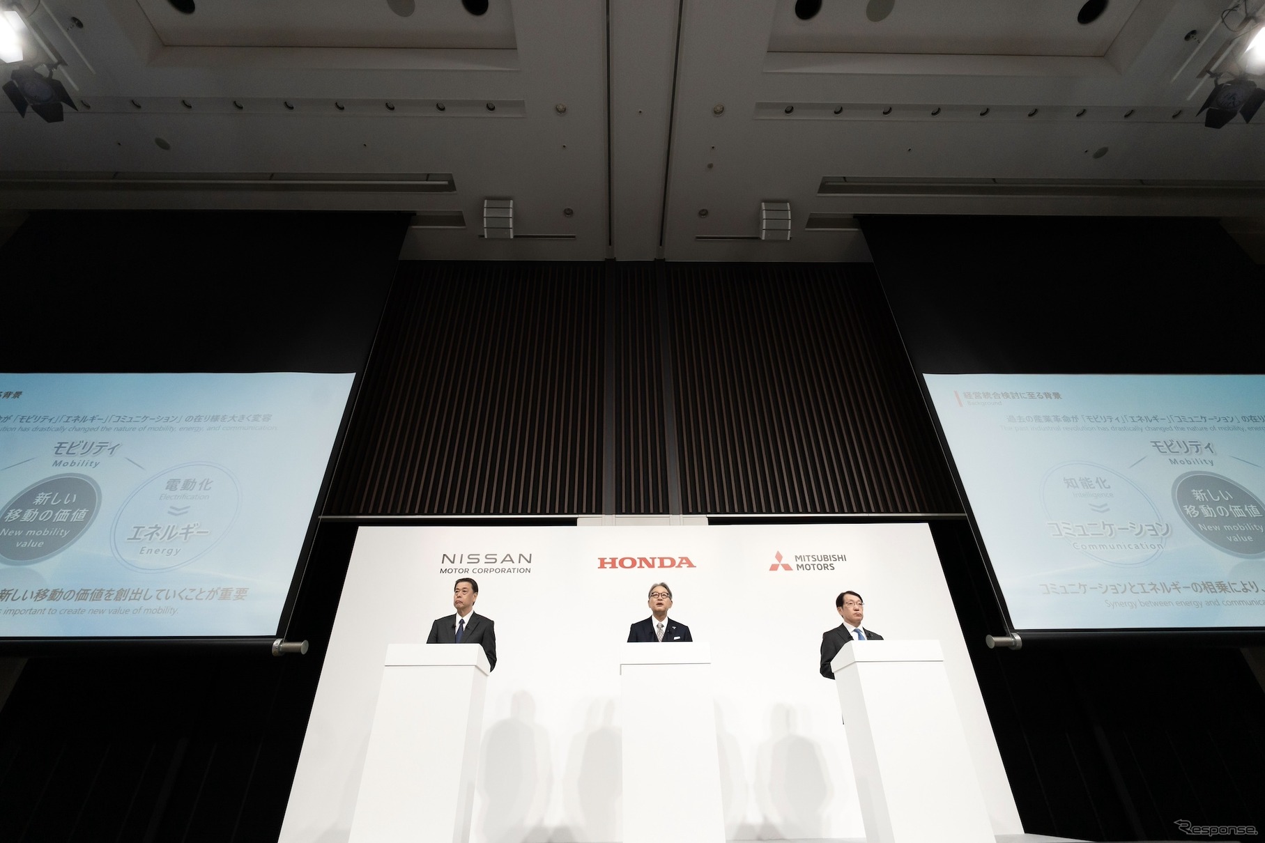 向かって左から日産自動車の内田社長、ホンダの三部社長、三菱自動車の加藤社長（12月23日）