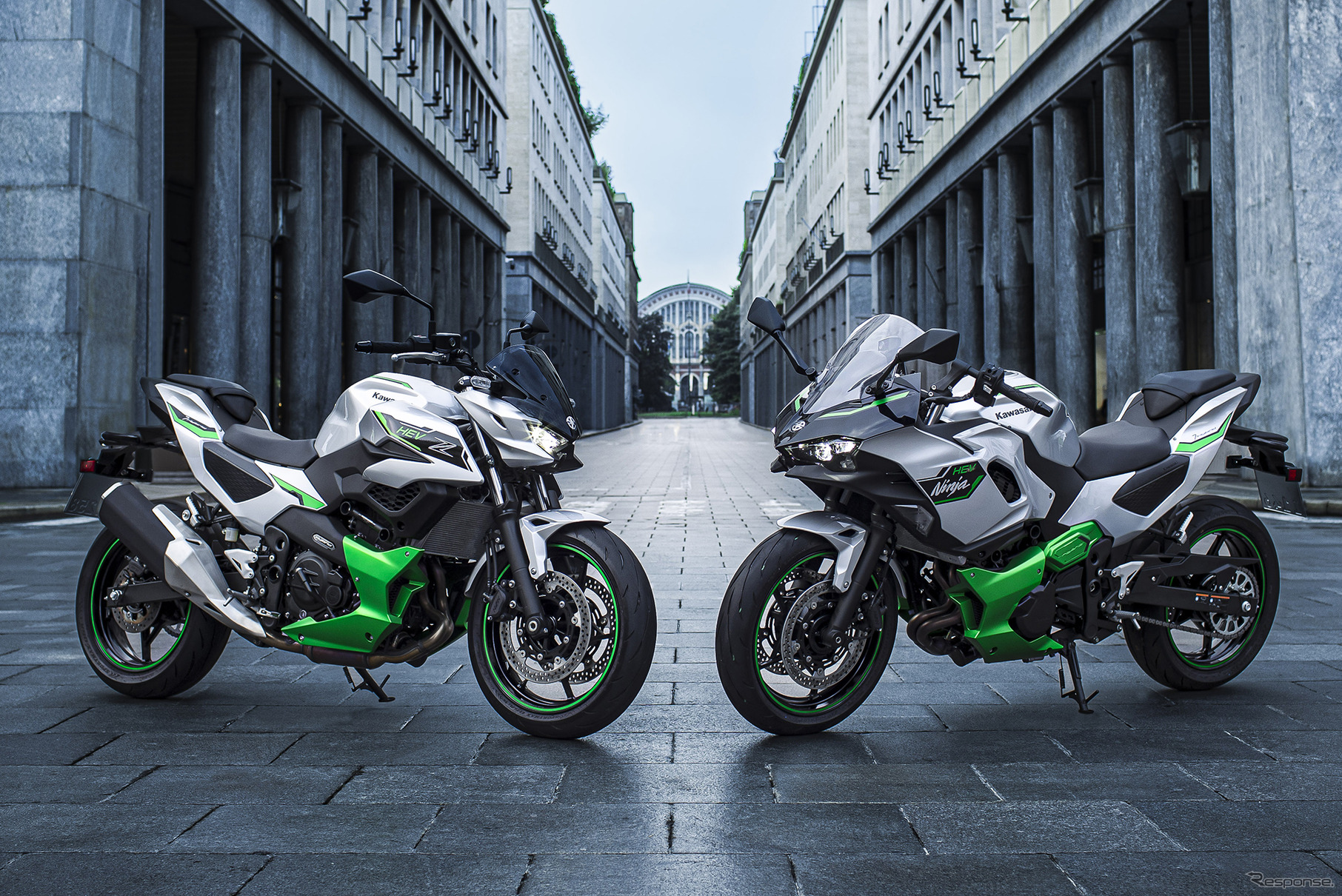 カワサキ Z7 Hybrid（左）とNinja 7 Hybrid（右）