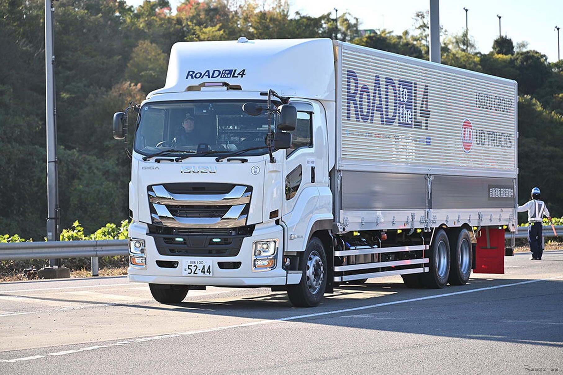 実証実験を行うUDトラックスの自動運転車両