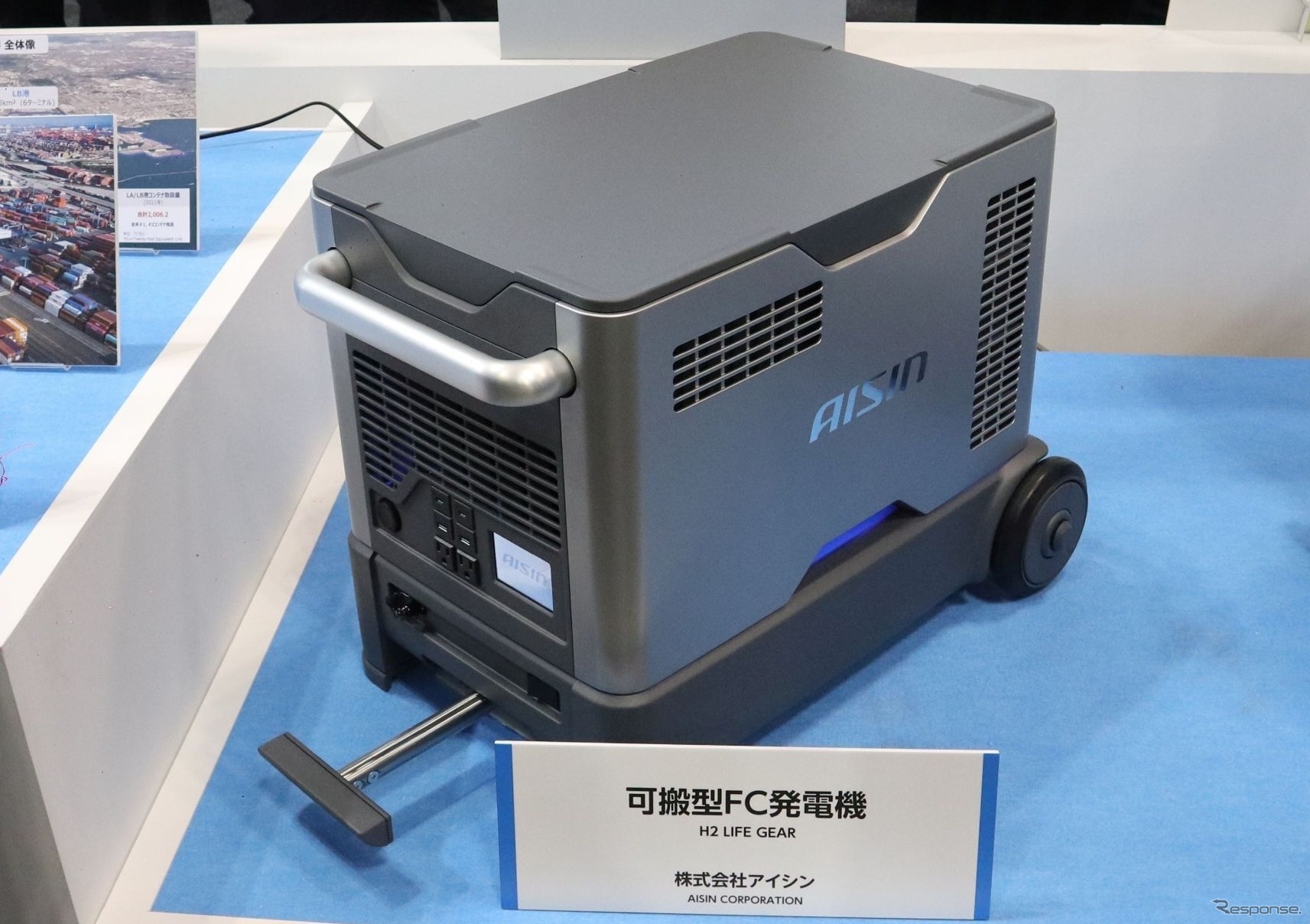 アイシンの可搬型FC発電機（コンセプトモデル）。空冷式で小型＆コストダウンを実現。水素供給、水素タンクは別
