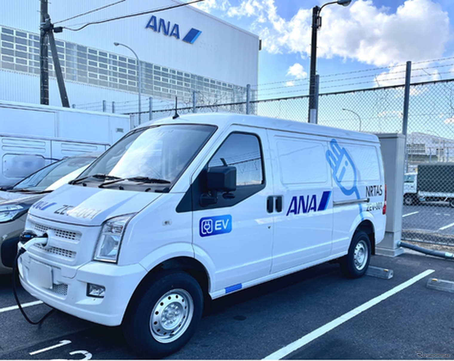 充電器を利用するEV