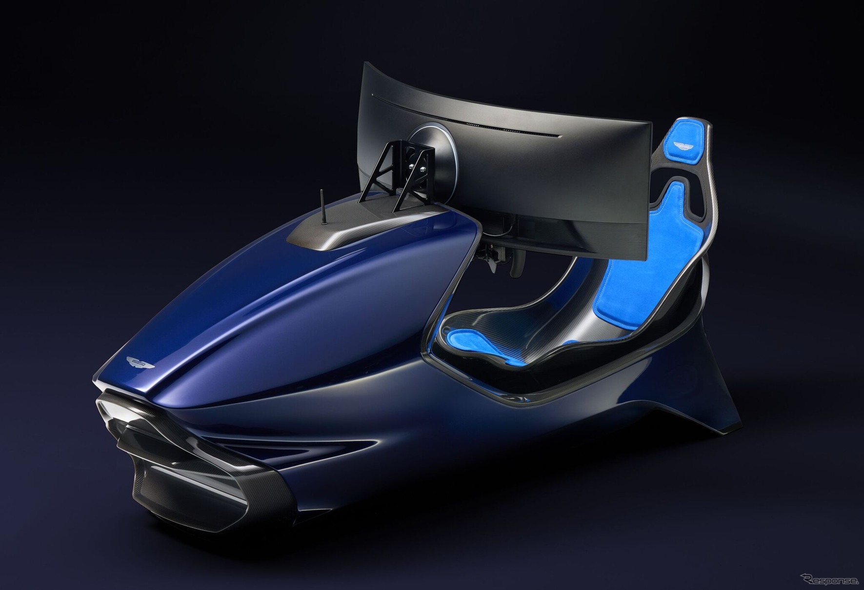 アストンマーティンとカーブレーシングシミュレーターズが共同開発した最新のレーシングシミュレーター「AMR-C01-R」