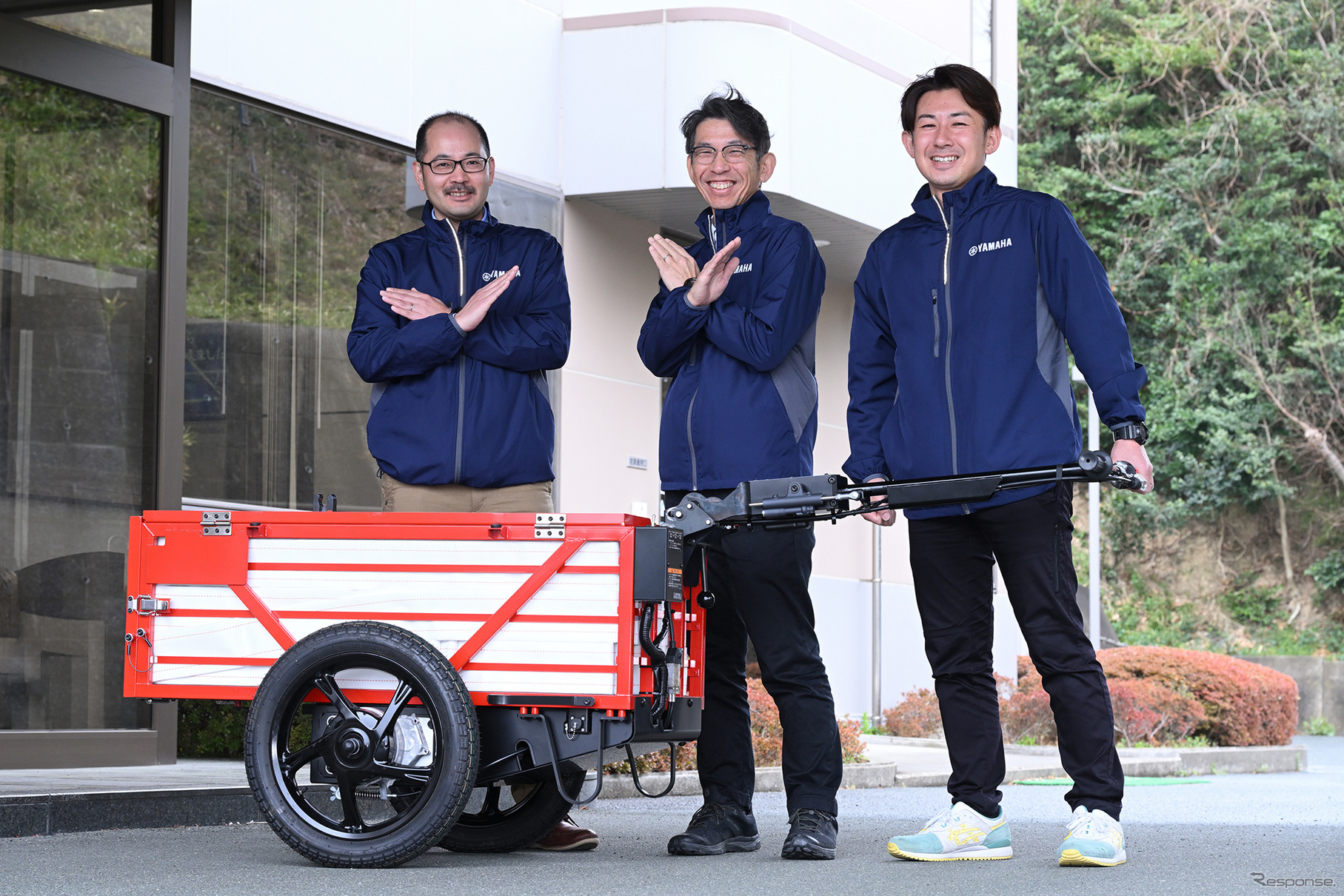 ヤマハモーターエンジニアリングの開発メンバーと電動アシストホースカー。消防ブランド『X（クロス）』のポーズで。