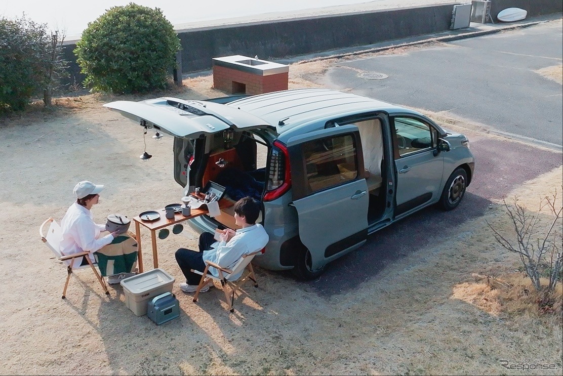 トヨタカローラ香川のカーシェア「TOYOTA SHARE」の車両に、YURTが展開する天然木製車中泊キット「VANLIFE ROOMKIT」を搭載