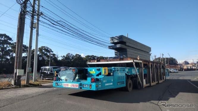 鋼材とパレットを載せた大型特殊車両