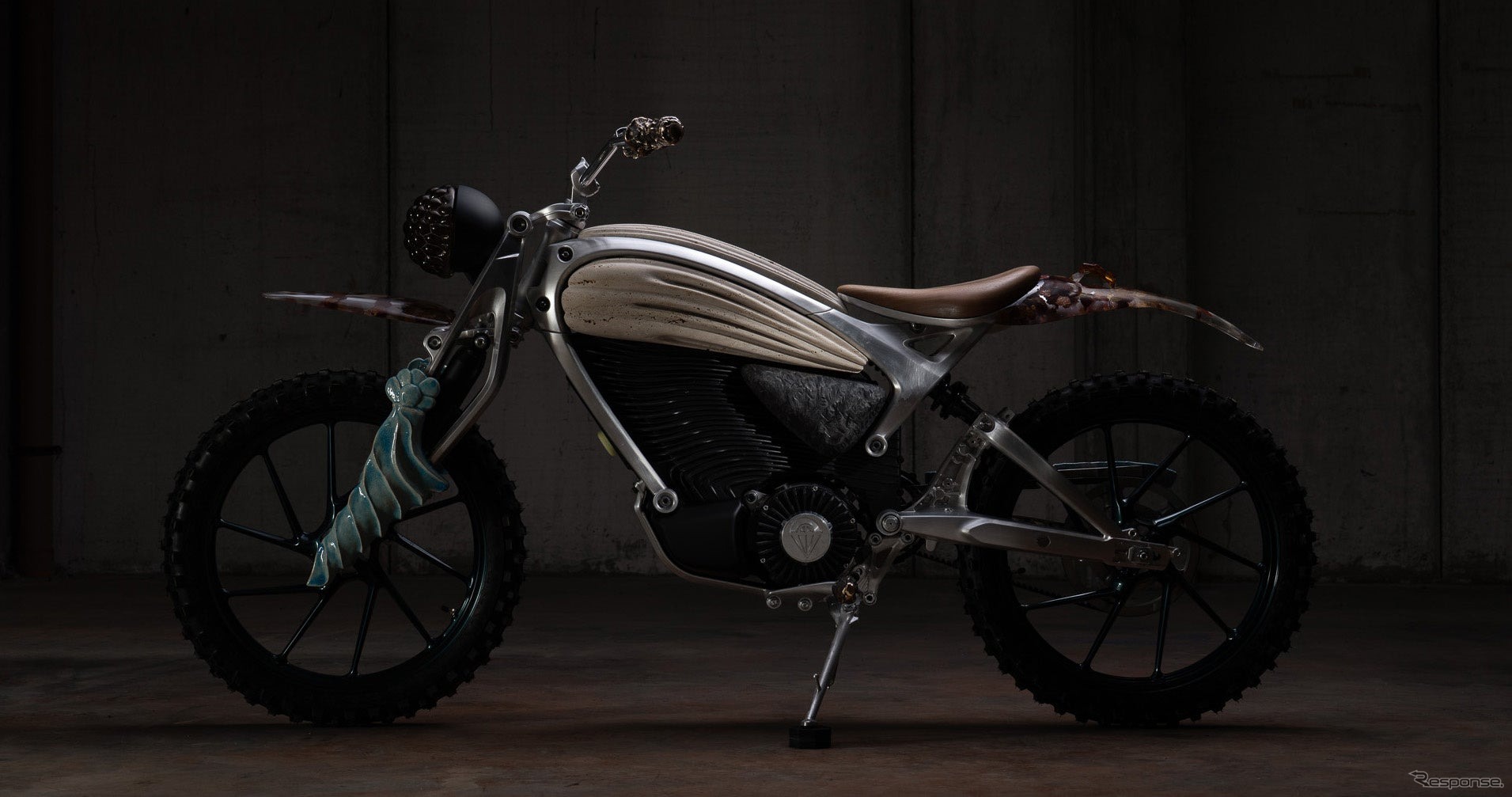 ロイヤルエンフィールド新ブランド「FLYING FLEA」の世界に一つだけのアート作品「MOTOTOTEM」