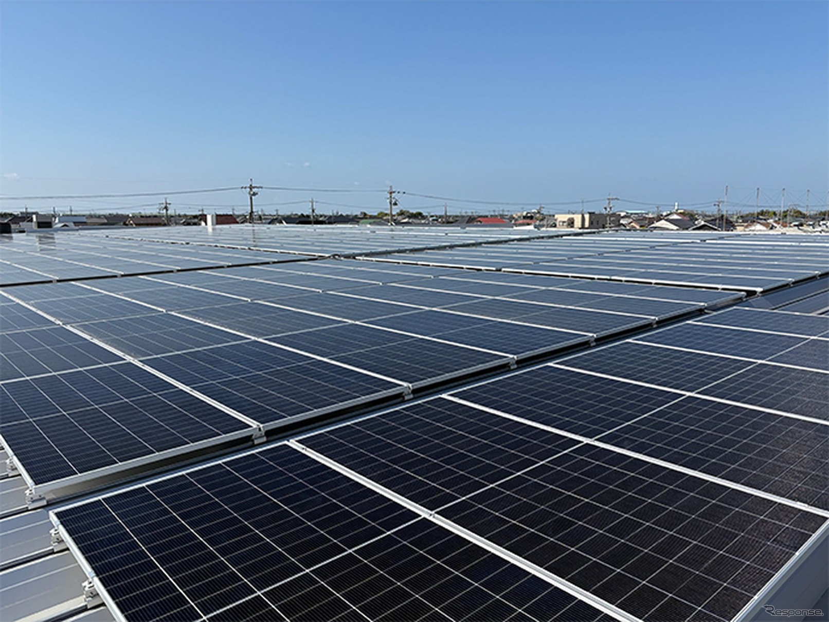アイゼン小沢渡東工場の屋根上に新たに設置された太陽光発電設備