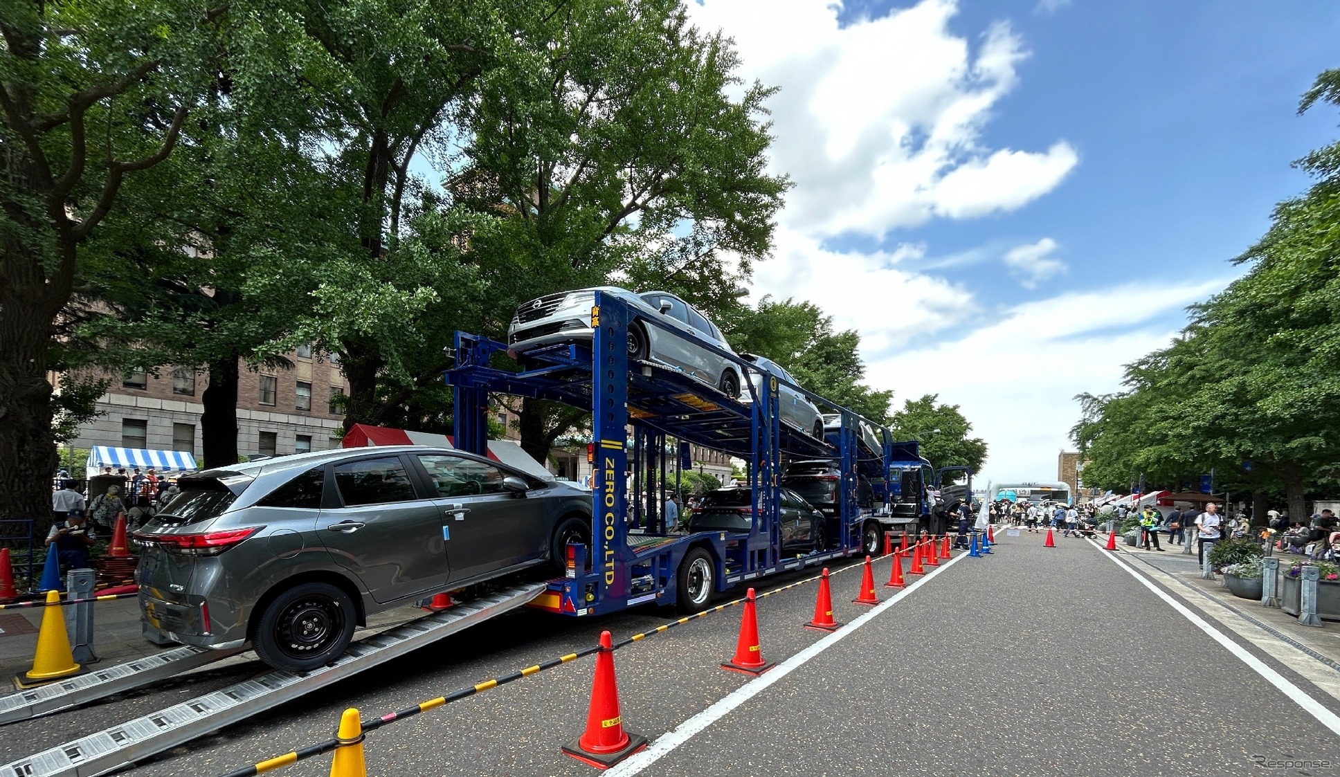 ゼロの車を運ぶ大型キャリアカー