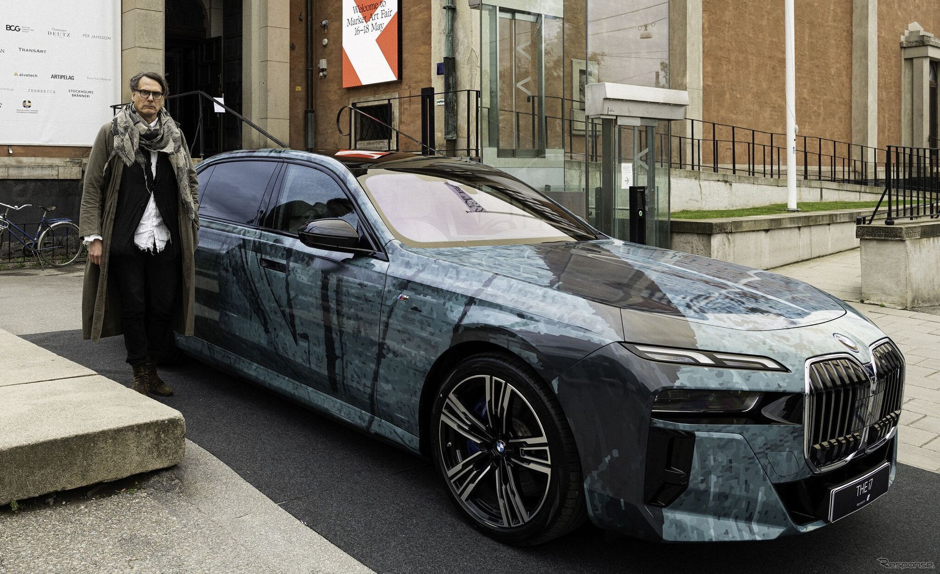 BMW i7のアートカーとドイツ人アーティスト、グレゴール・ヒルデブラント氏