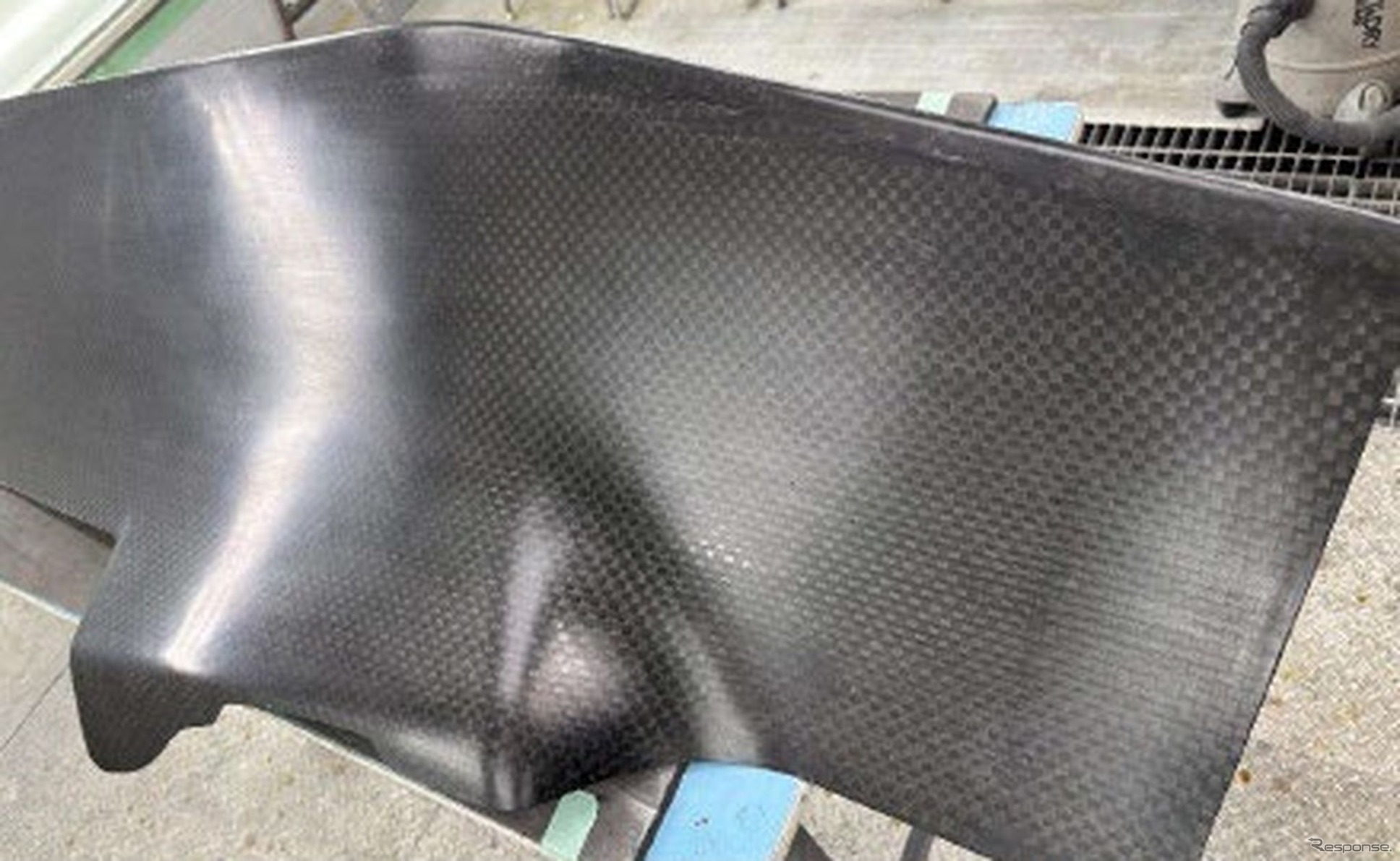 破損したフォーミュラEマシンから抽出した炭素繊維を使い再生した部品