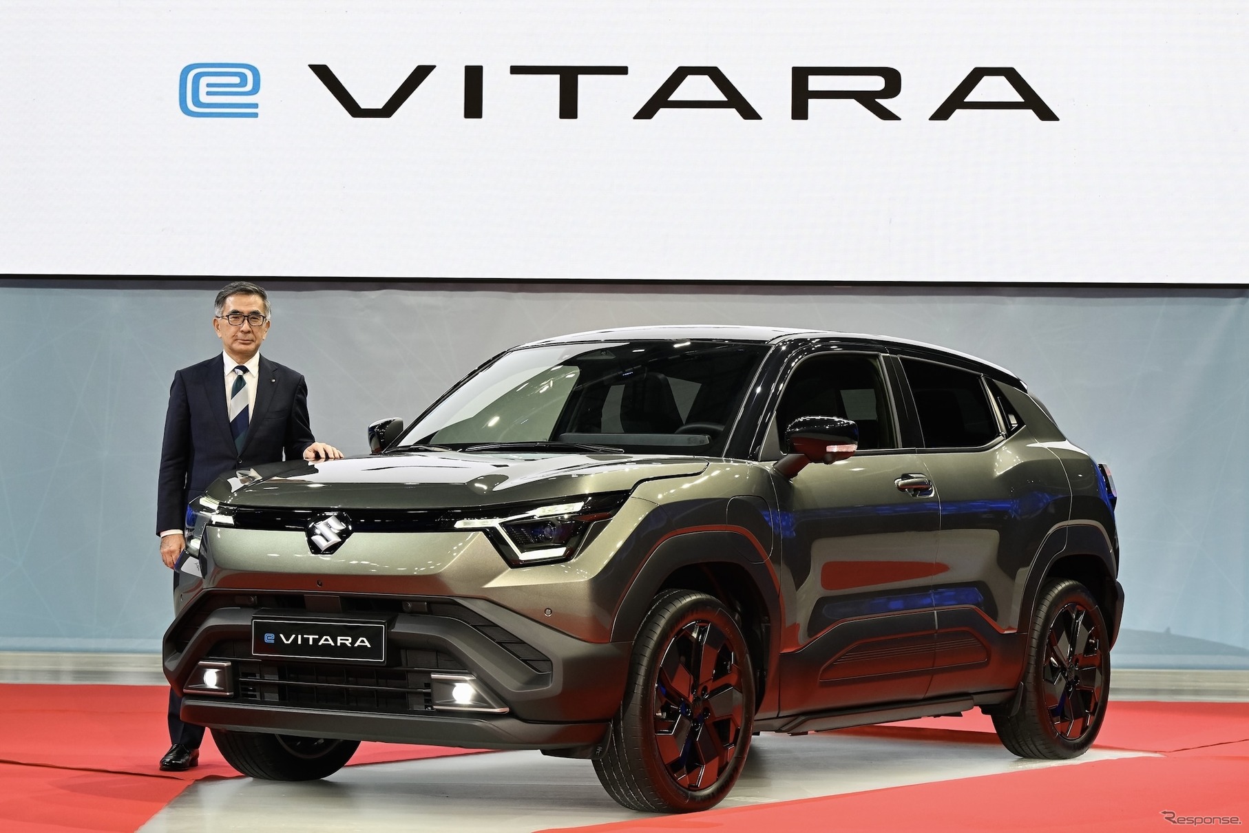 鈴木社長とスズキ e VITARA（欧州向け）