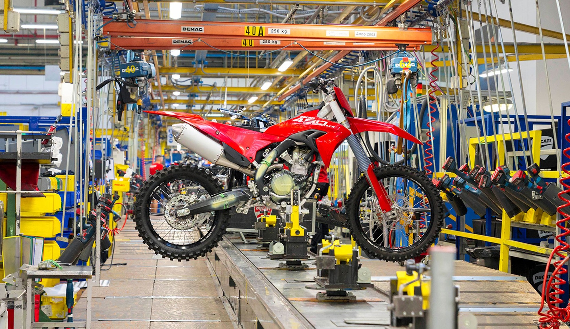 ドゥカティが同社初となるモトクロス専用車「Desmo450 MX」の量産を開始