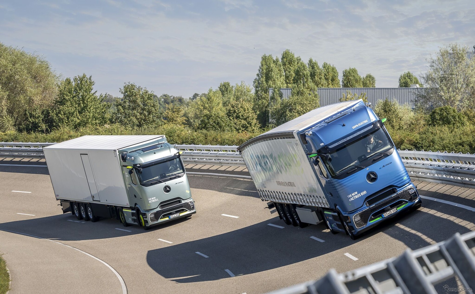 メルセデスベンツ『eActros 600』（右）と『Actros L with ProCabin』