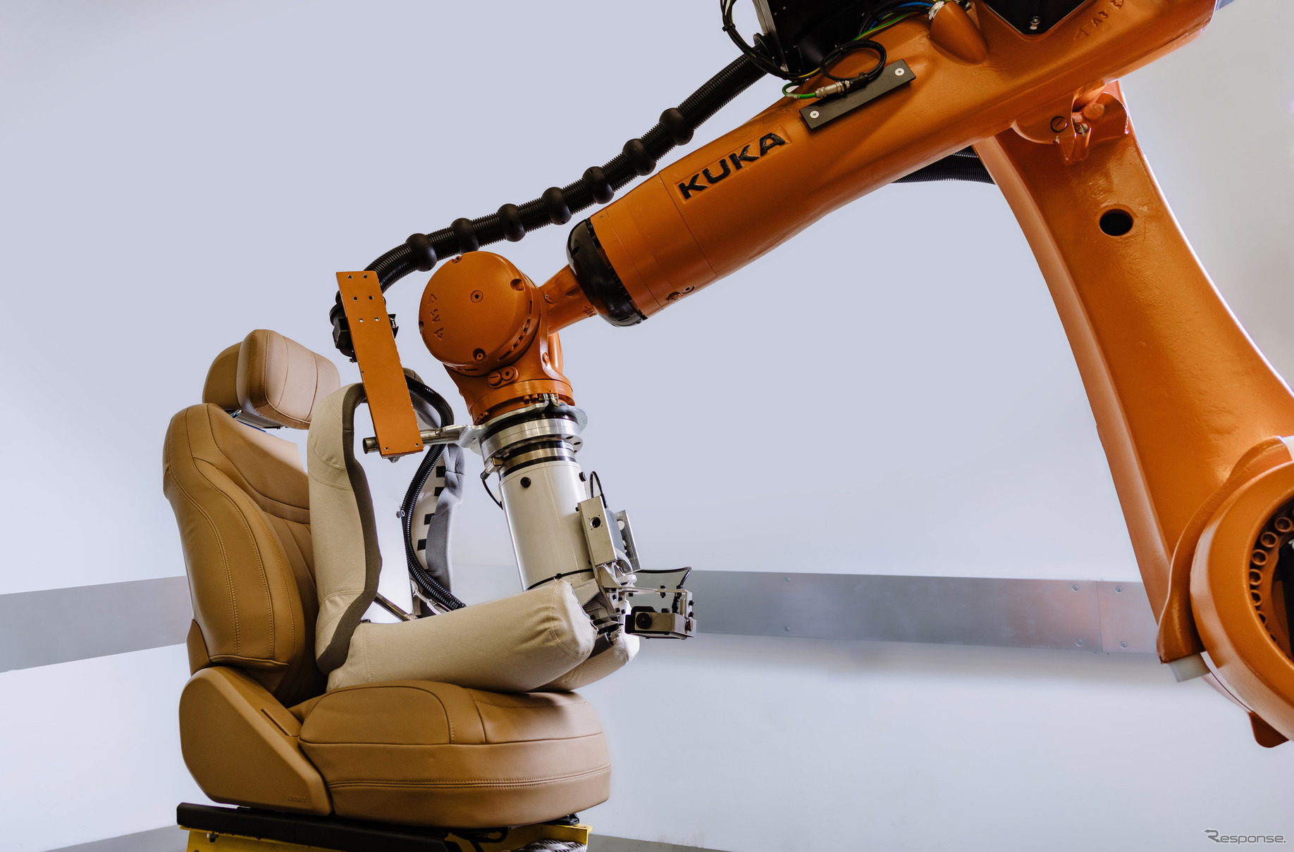 ジャガー・ランドローバーのロボットによるシート耐久テスト