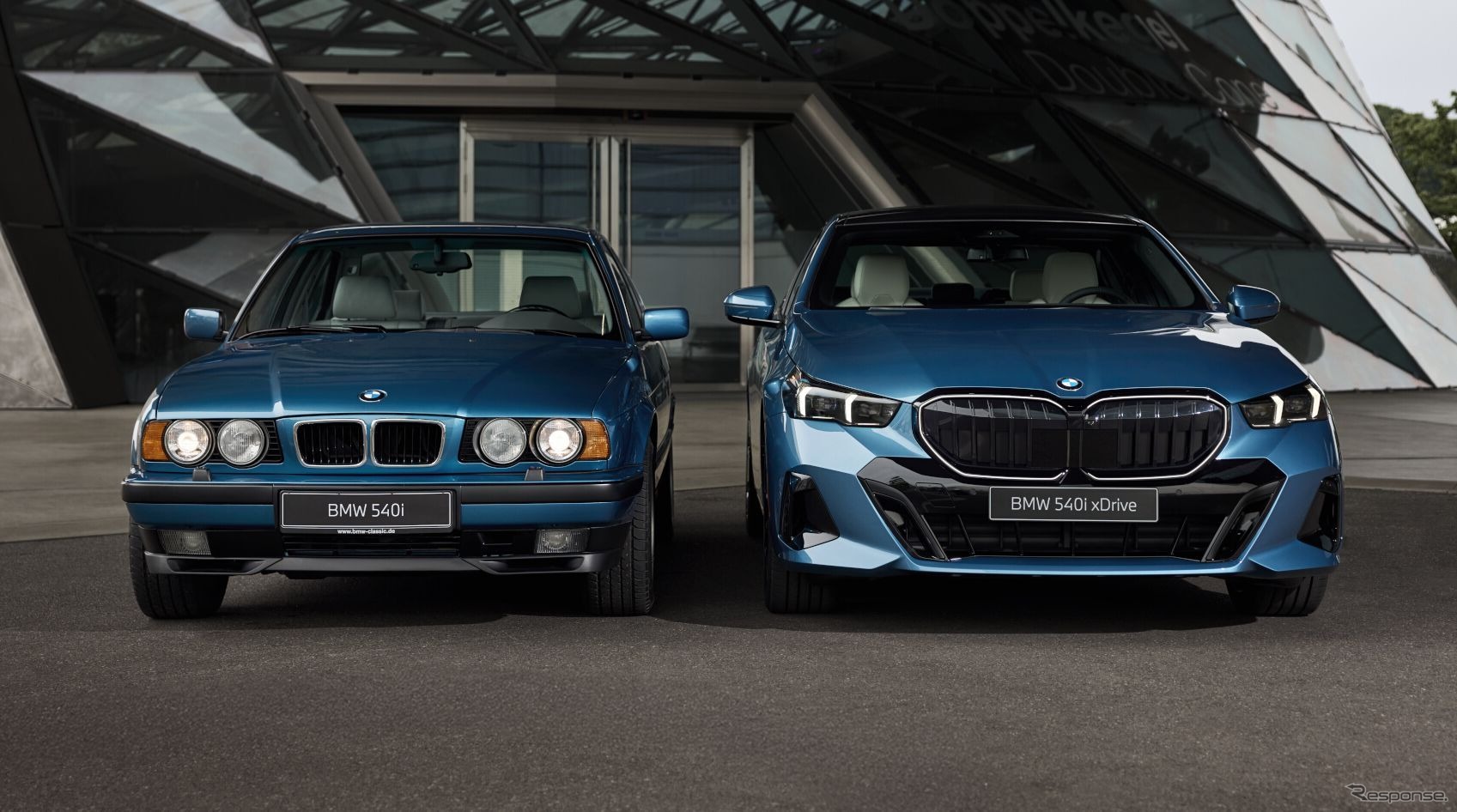 BMW「540i xDriveレガシィエディション」（右）と3代目5シリーズの540i