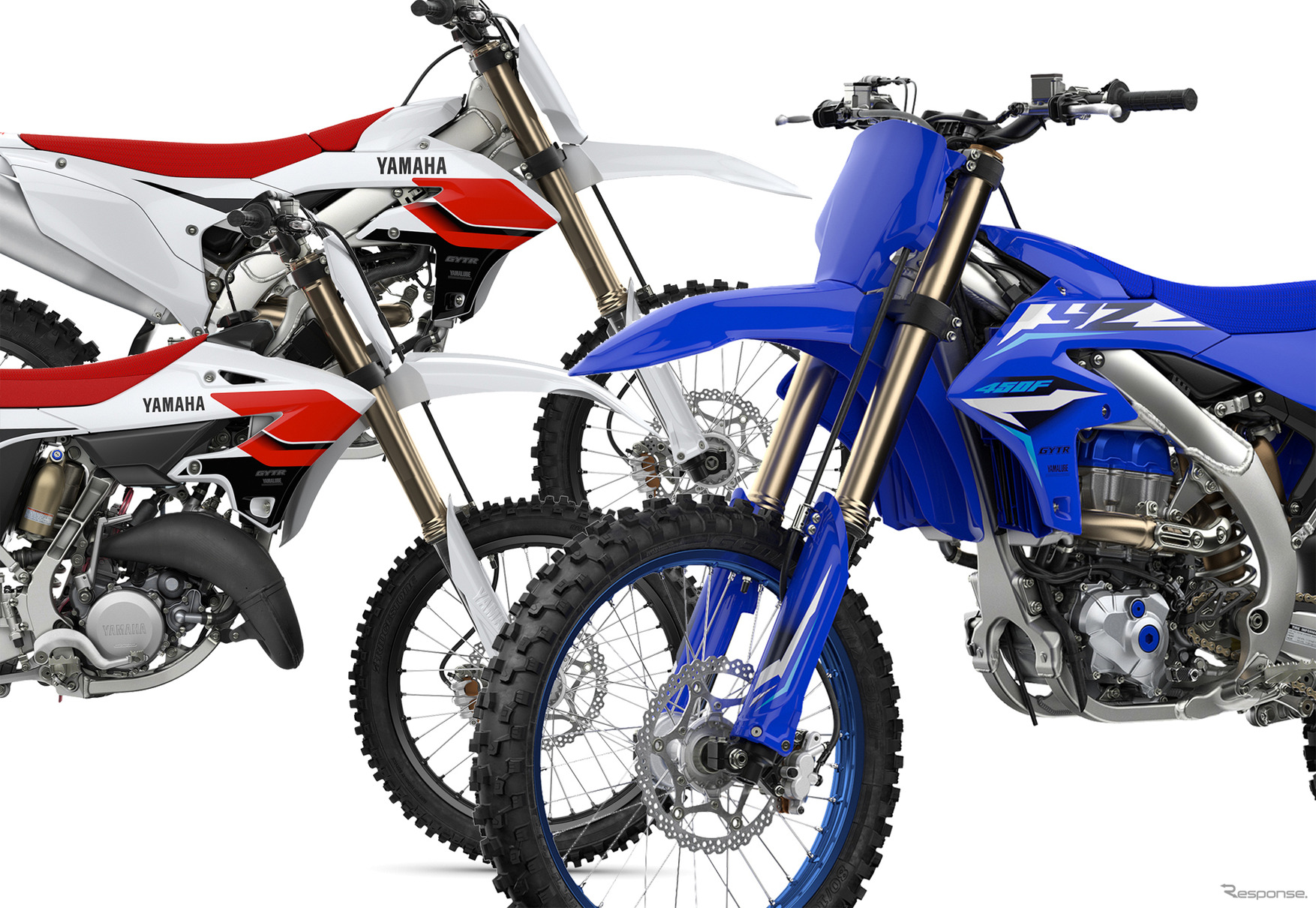 3年ぶりにフルモデルチェンジするヤマハ YZ450F（手前）と、70周年記念モデル