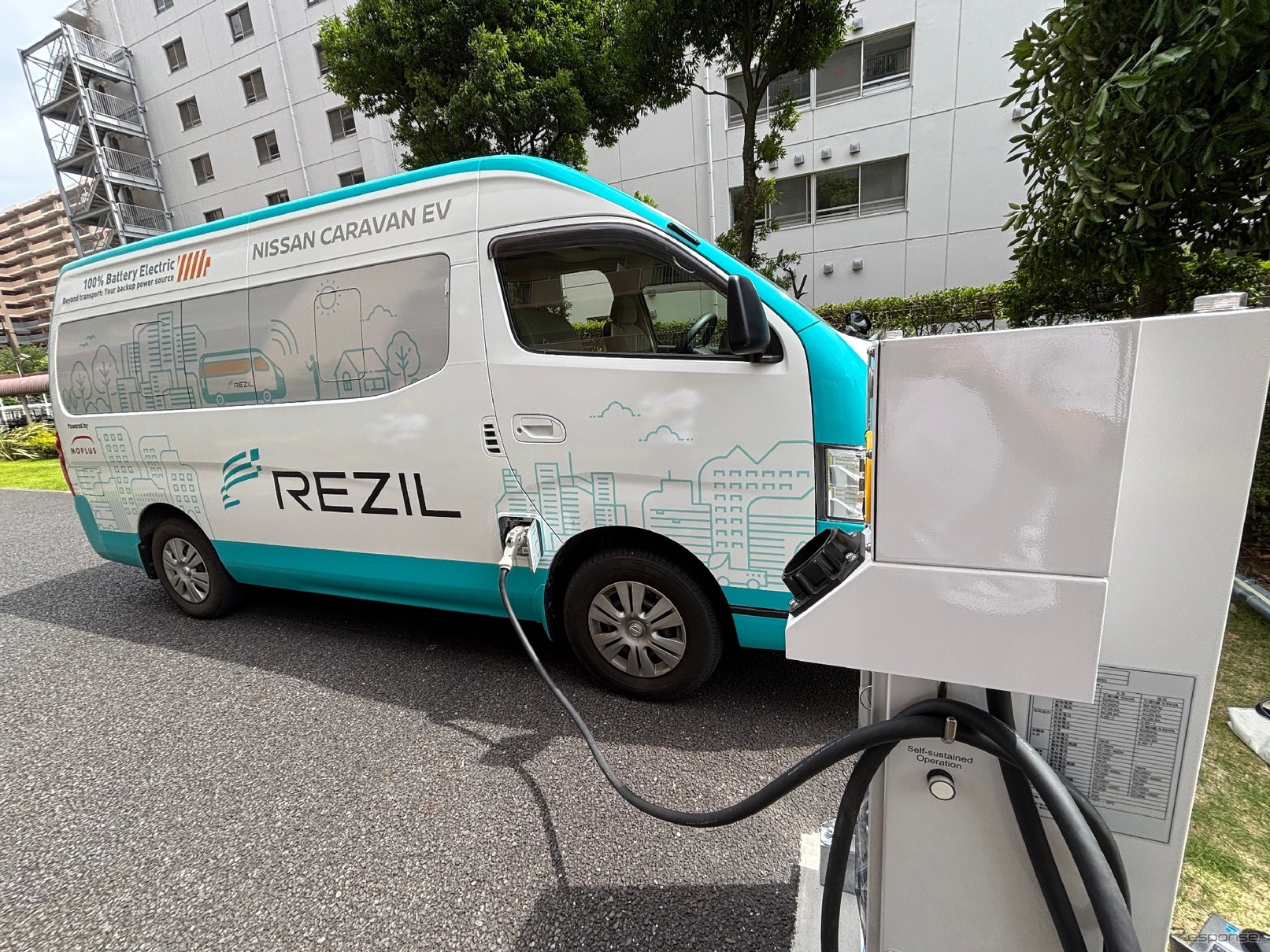 停電時に電源供給を自動で切り替え、EVの日産『キャラバン』からマンションに給電することに成功