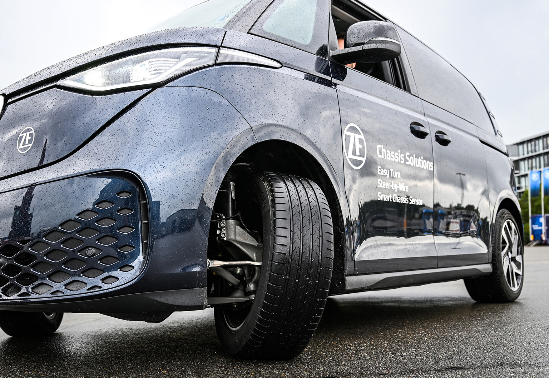 ZFの最新世代のステアバイワイヤシステム（写真はVW ID.Buzz）