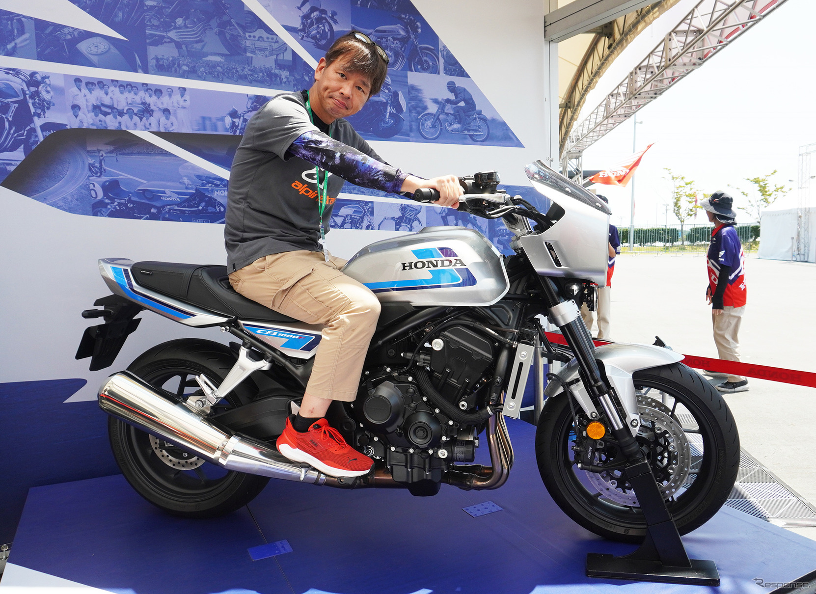 青木タカオ氏がホンダ CB1000F SEに跨りエンジン始動を体験！