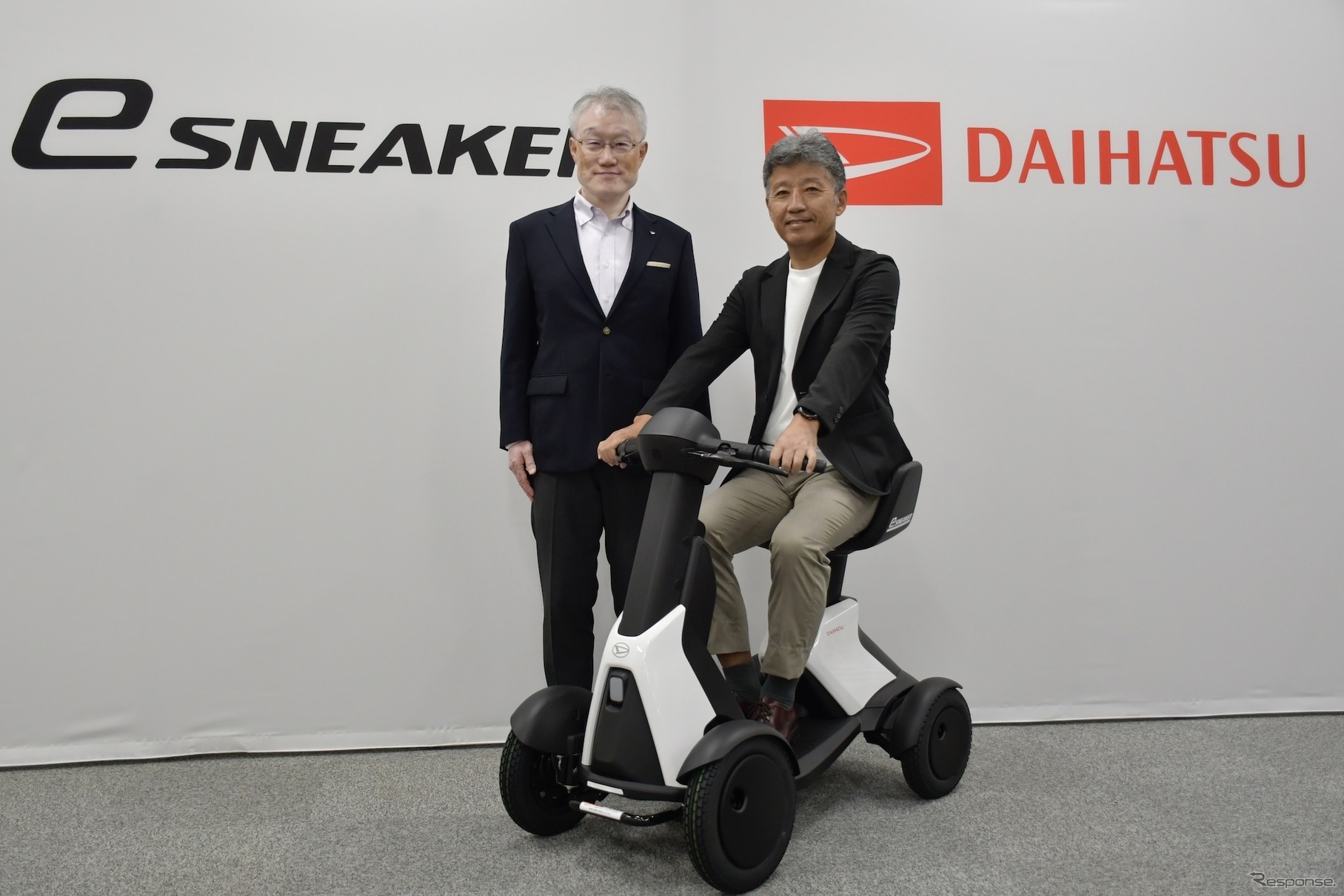 ダイハツ工業の井上雅代表取締役社長（車上）と製品企画部プロジェクト責任者、鐘堂信吾氏