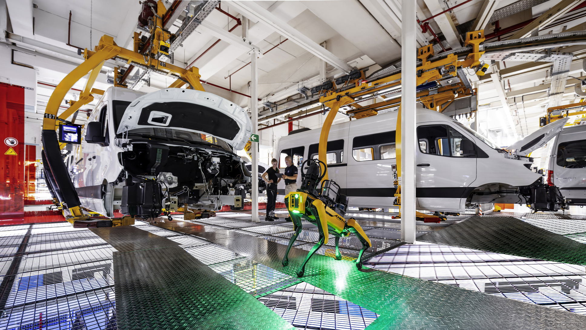 メルセデスベンツが独デュッセルドルフ工場にロボット犬「アリス」導入