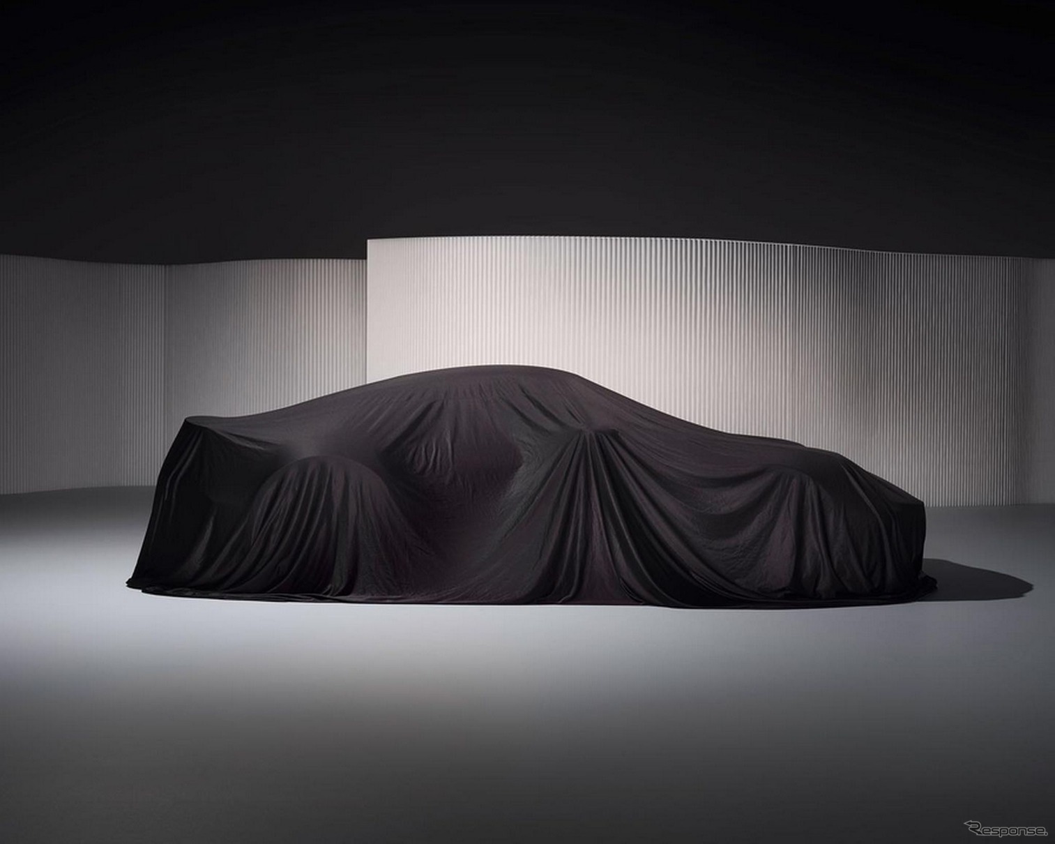 ポルシェが新型車を予告