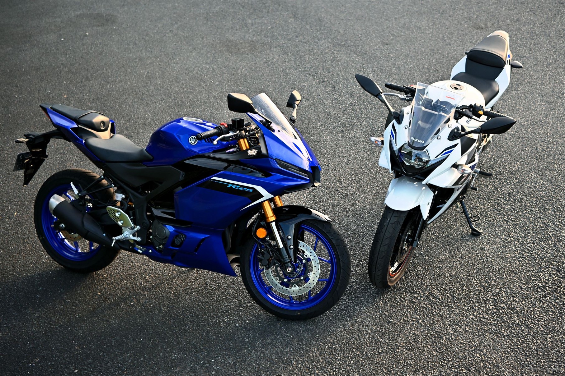 ヤマハ YZF-R25(左)とスズキ GSX250R(右)