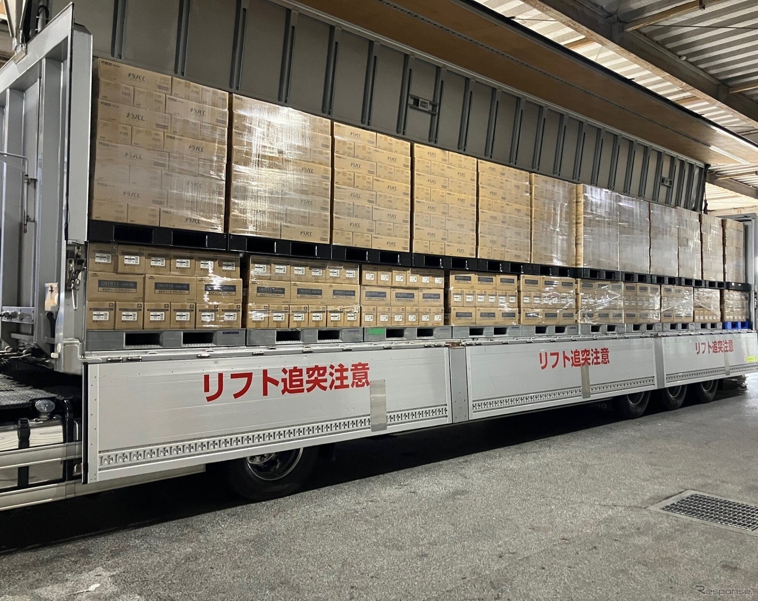 【積み付けの様子】上段：ロート製薬製品　下段：ミルボン製品