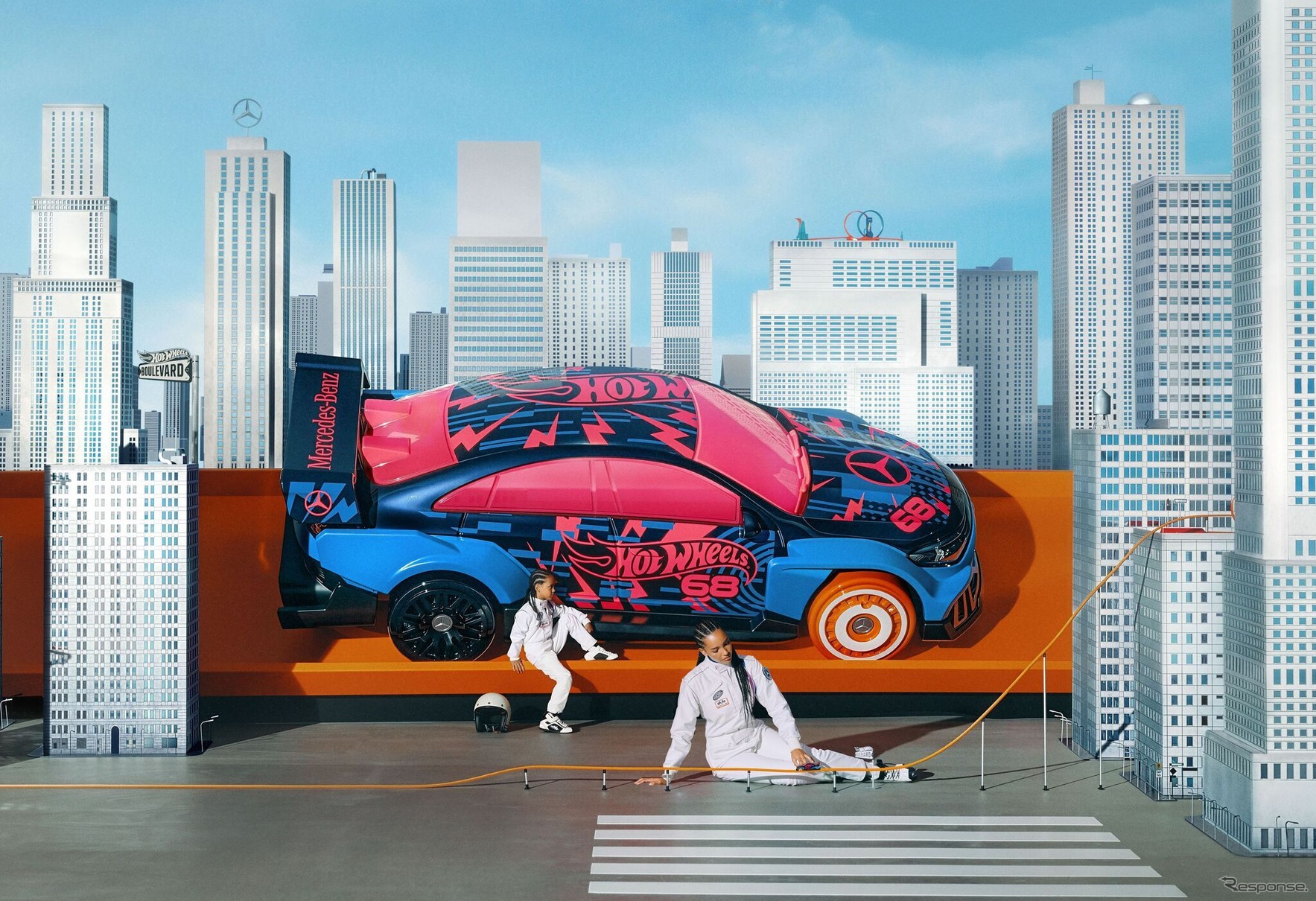 新型メルセデスベンツ『CLA』のアート作品。実物大「Hot Wheels」に