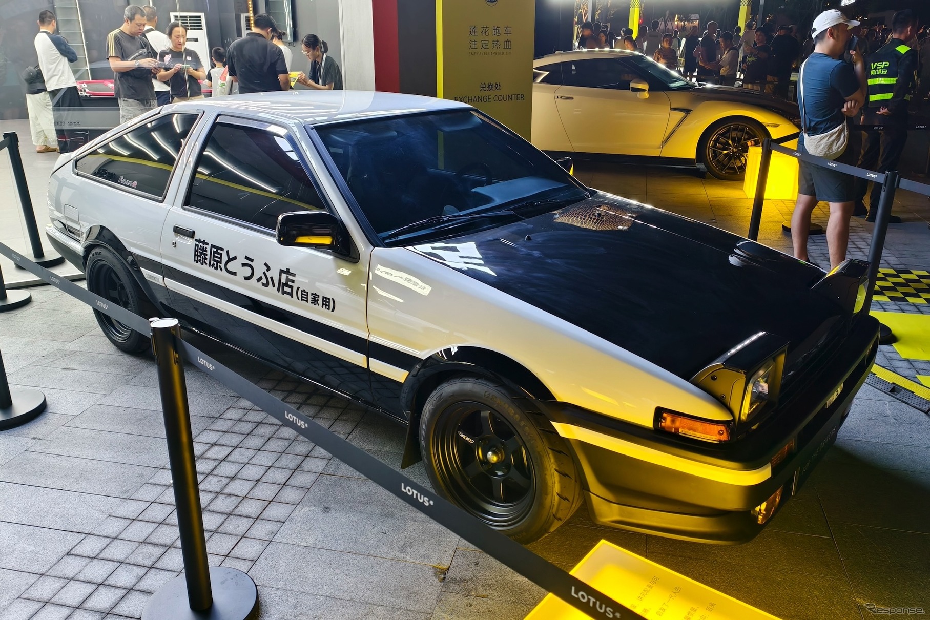 上海のイベントに展示されたトヨタ・カローラレビン・ハッチバック(AE86)