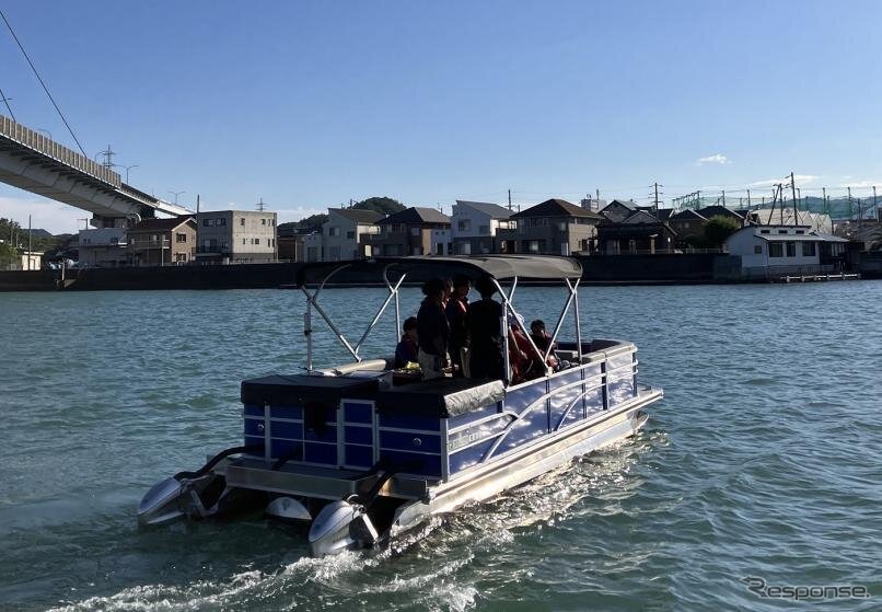 徳島市に納入された新型「HARMO」の搭載艇