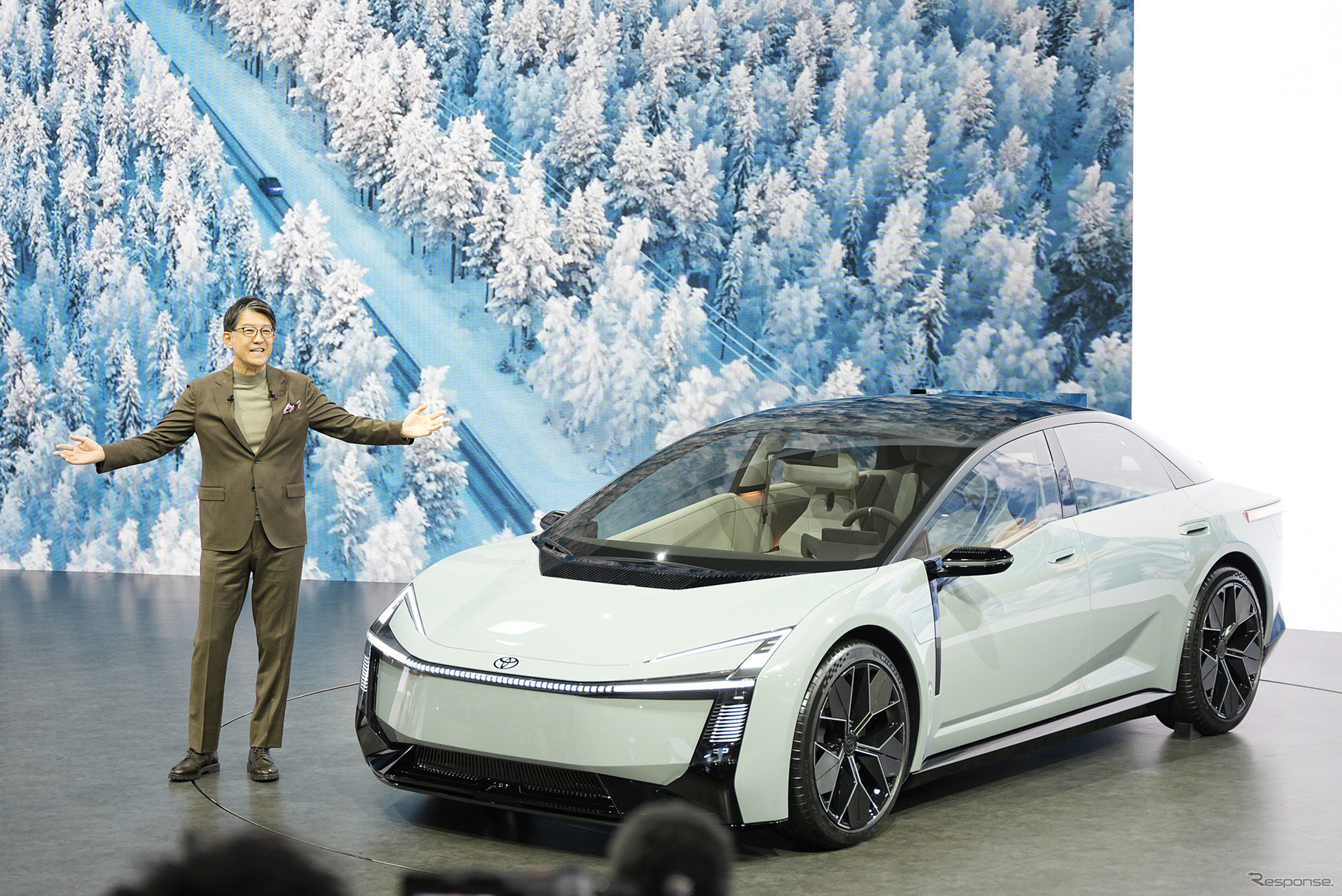 トヨタ自動車 佐藤恒治社長とカローラコンセプト(ジャパンモビリティショー2025)