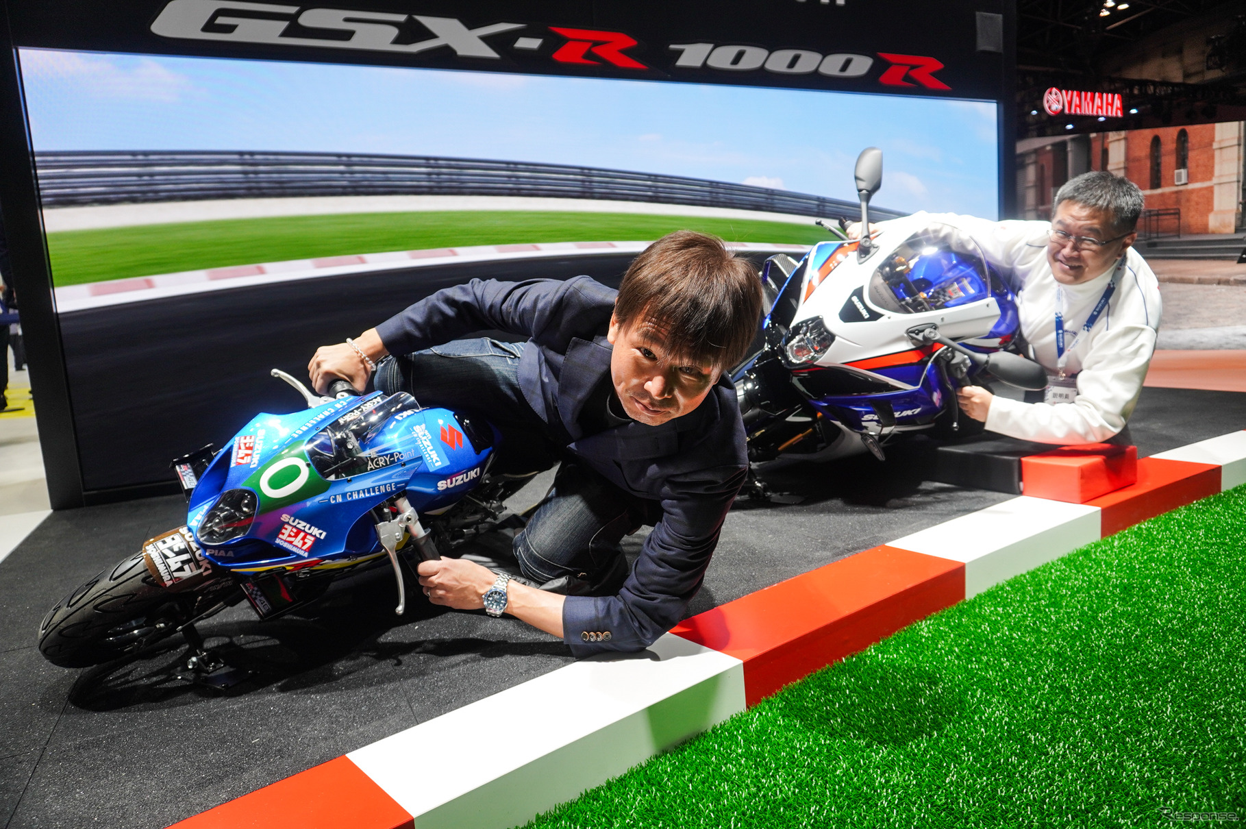 CNチャレンジ ミニと新型GSX-R1000Rにまたがり親子撮影が可能。写真は筆者と開発者の神谷さん。※特別な許可を得て撮影しています